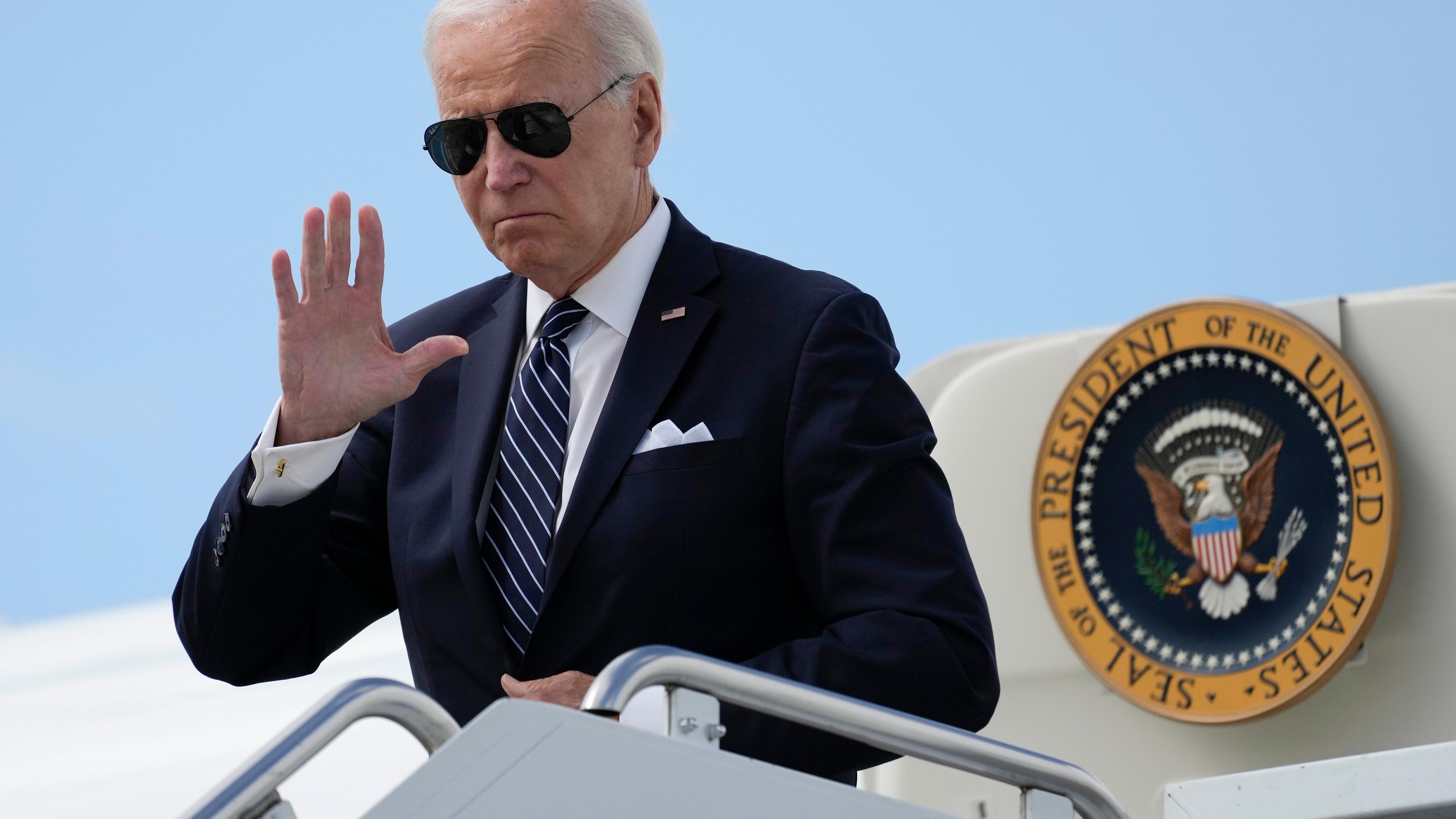 Das Bild zeigt Joe Biden auf dem weg nach Camp David.