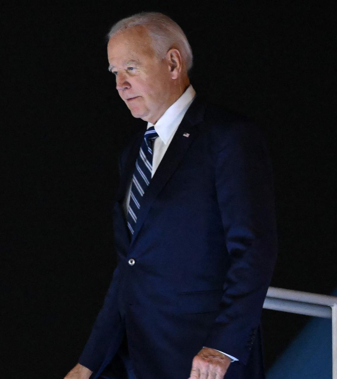US-Präsident Joe Biden verlässt die Air Force One bei seiner Ankunft am Vorabend des zweitägigen G20-Gipfels in Neu-Delhi am 08.09.2023.
