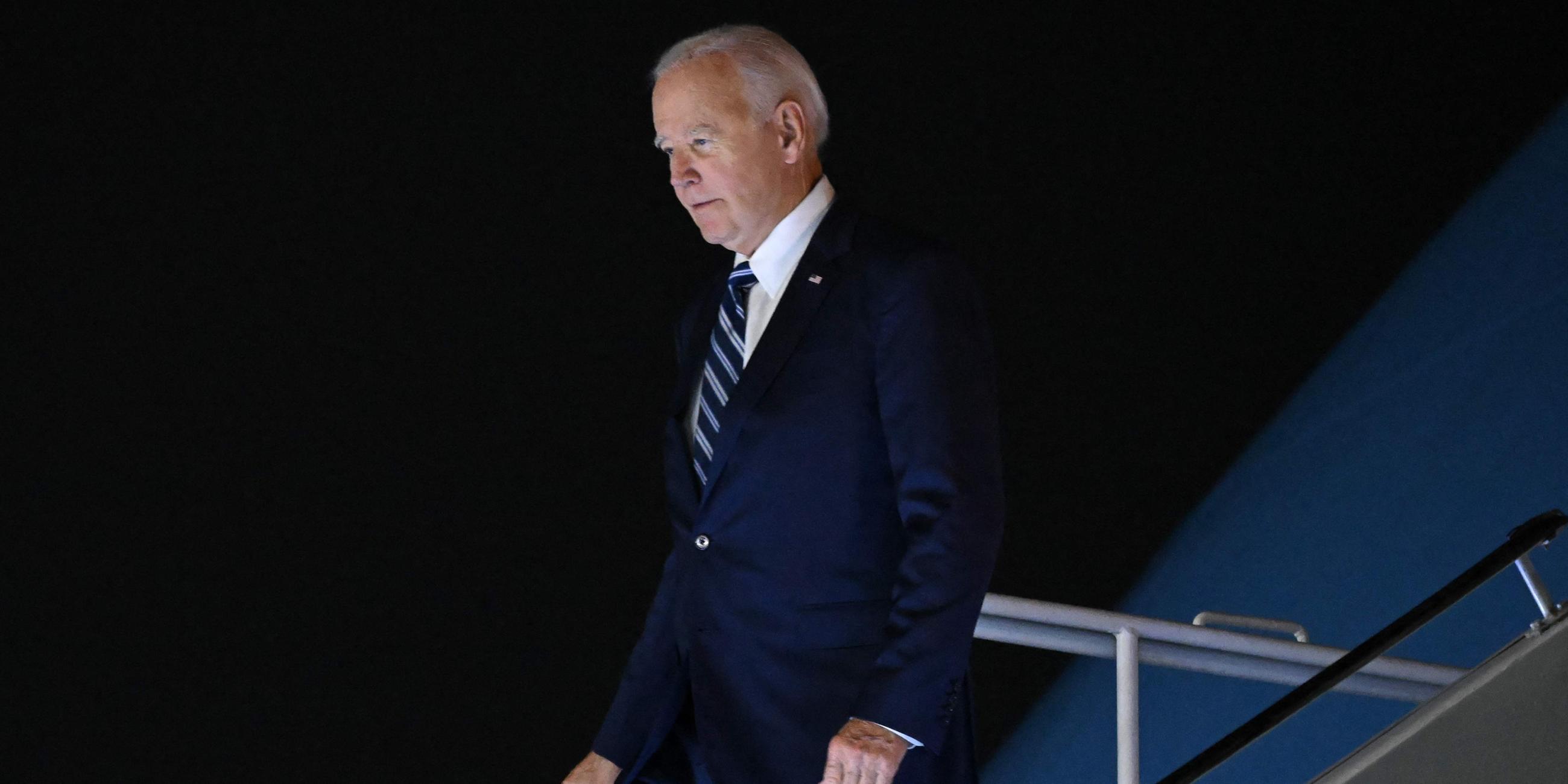 US-Präsident Joe Biden verlässt die Air Force One bei seiner Ankunft am Vorabend des zweitägigen G20-Gipfels in Neu-Delhi am 08.09.2023.
