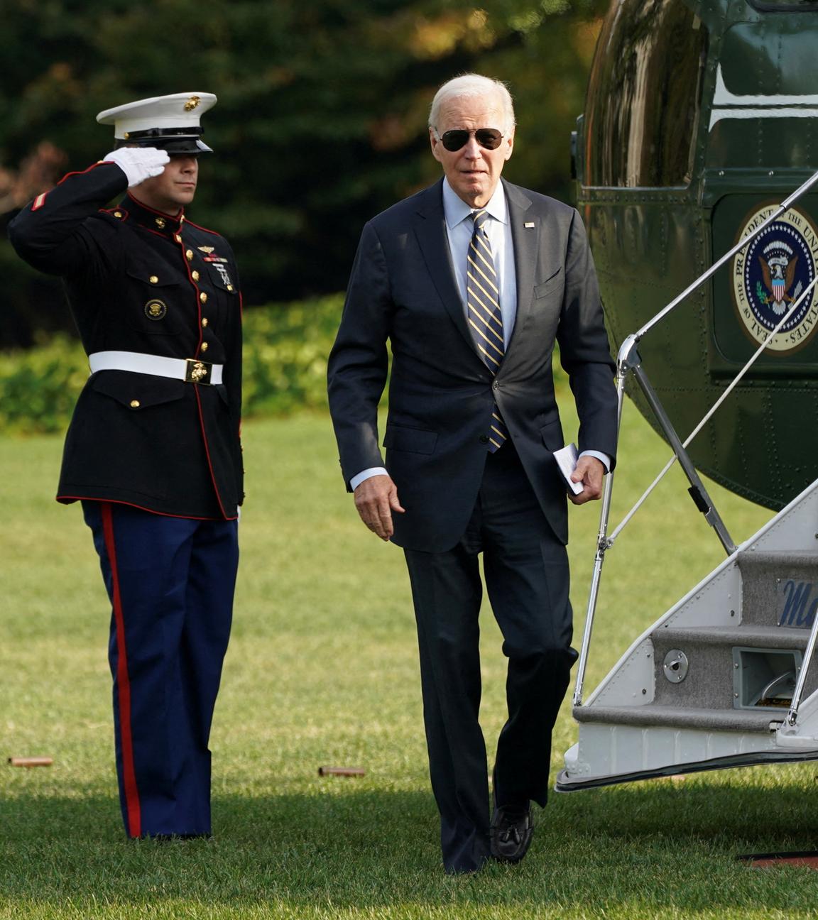 US-Präsident Joe Biden läuft von einem Helikopter in Richtung des Weißen Hauses.