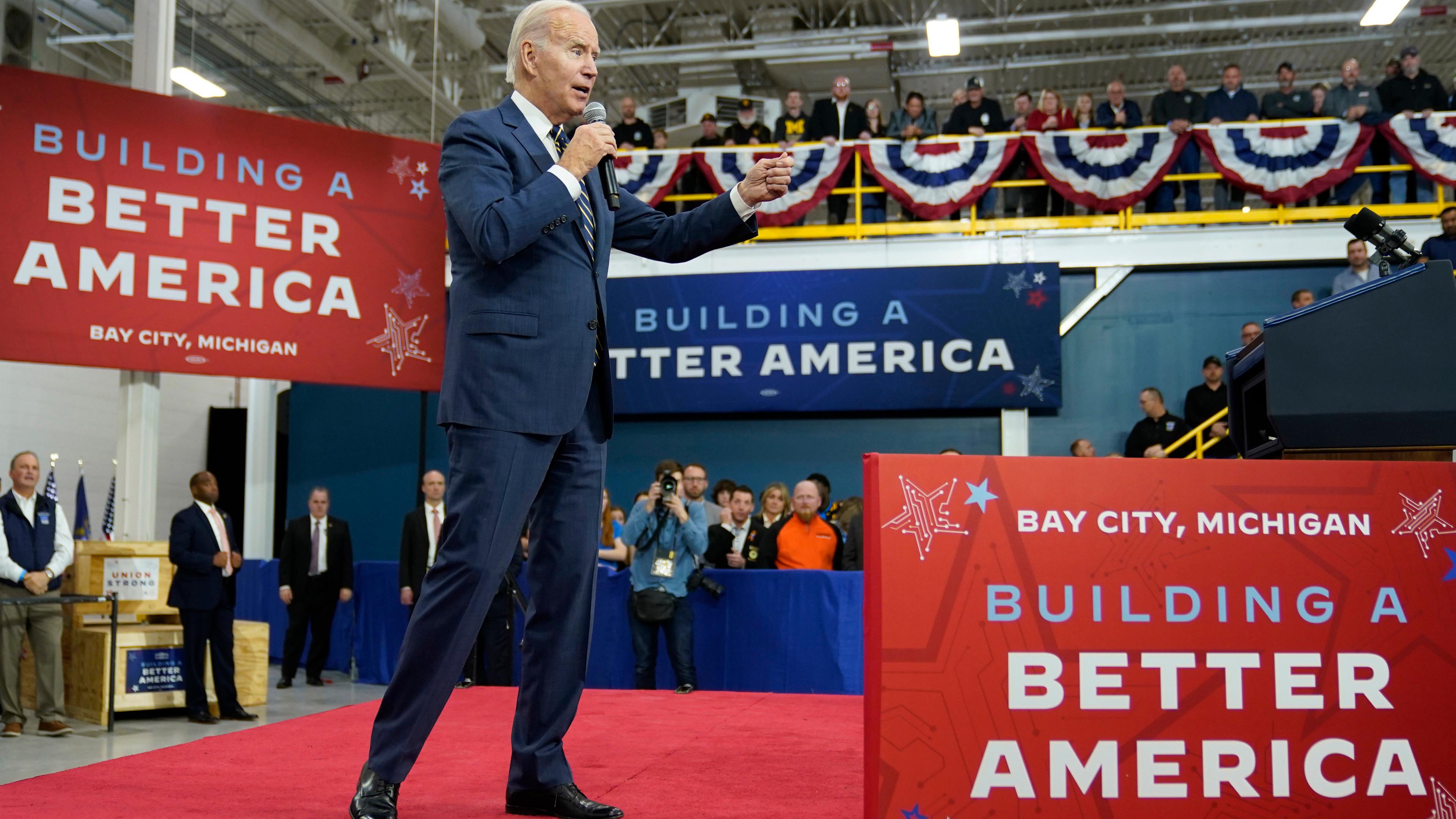 USA, Arizoina: US-Präsident Joe Biden hält eine Rede in einer Chipfabrik in Bay City.
