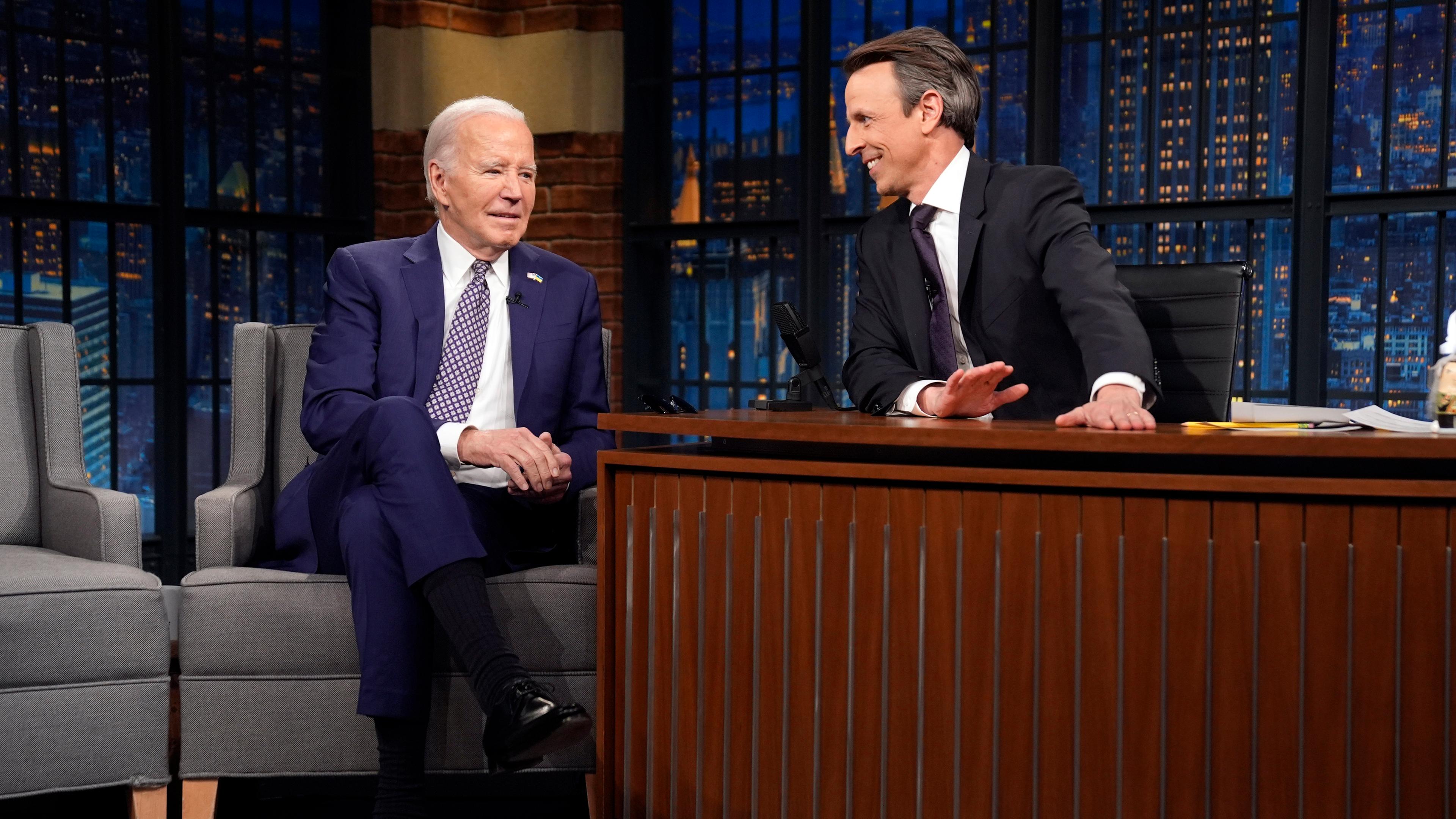 Joe Biden sitzt am 26.02.2024 neben Seth Meyers während einer Aufzeichnung von "Late Night with Seth Meyers".