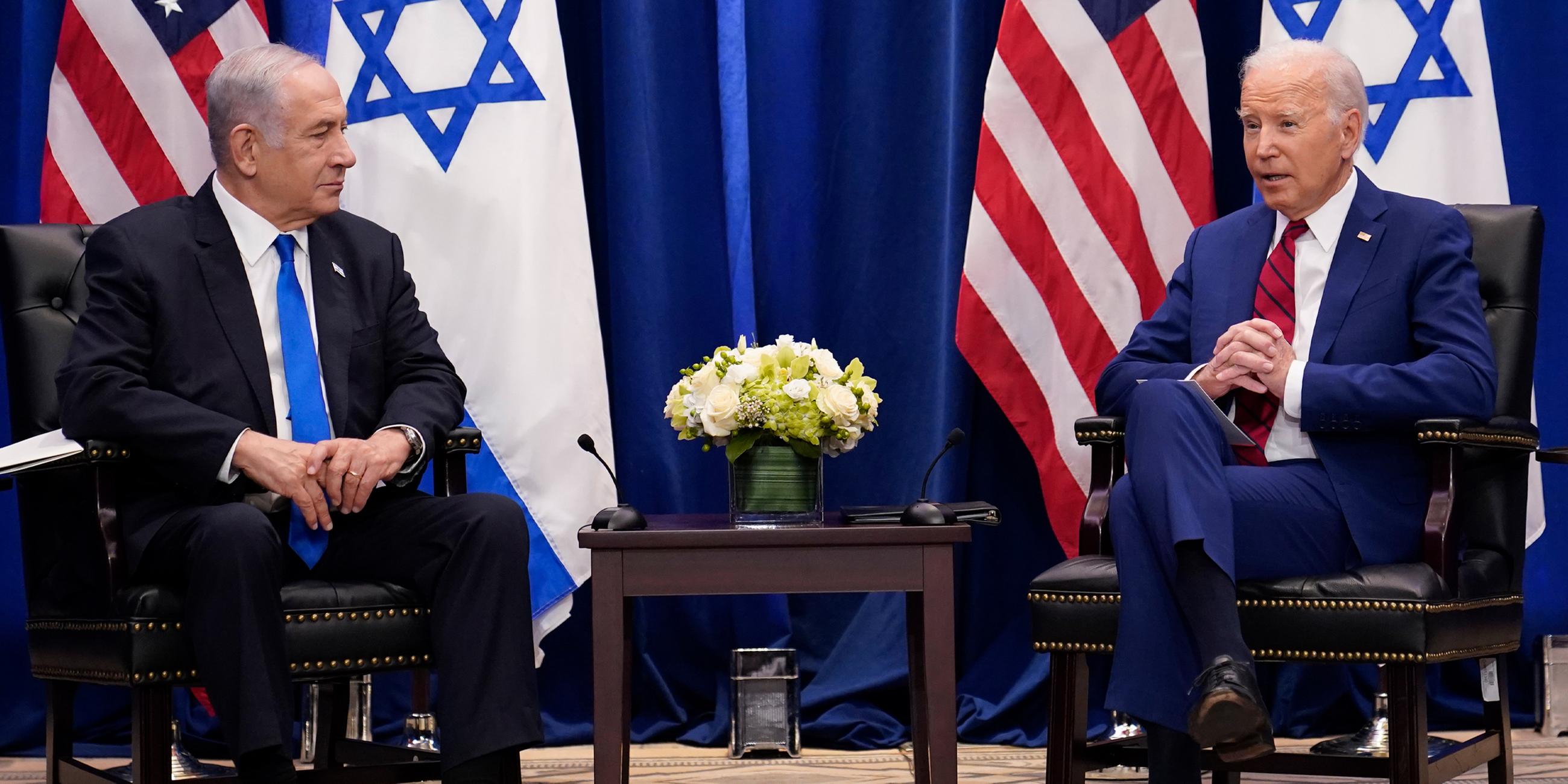 Joe Biden begrüßt Benjamin Netanjahu während eines Treffens bei der UN-Vollversammlung am 20.09.2023.