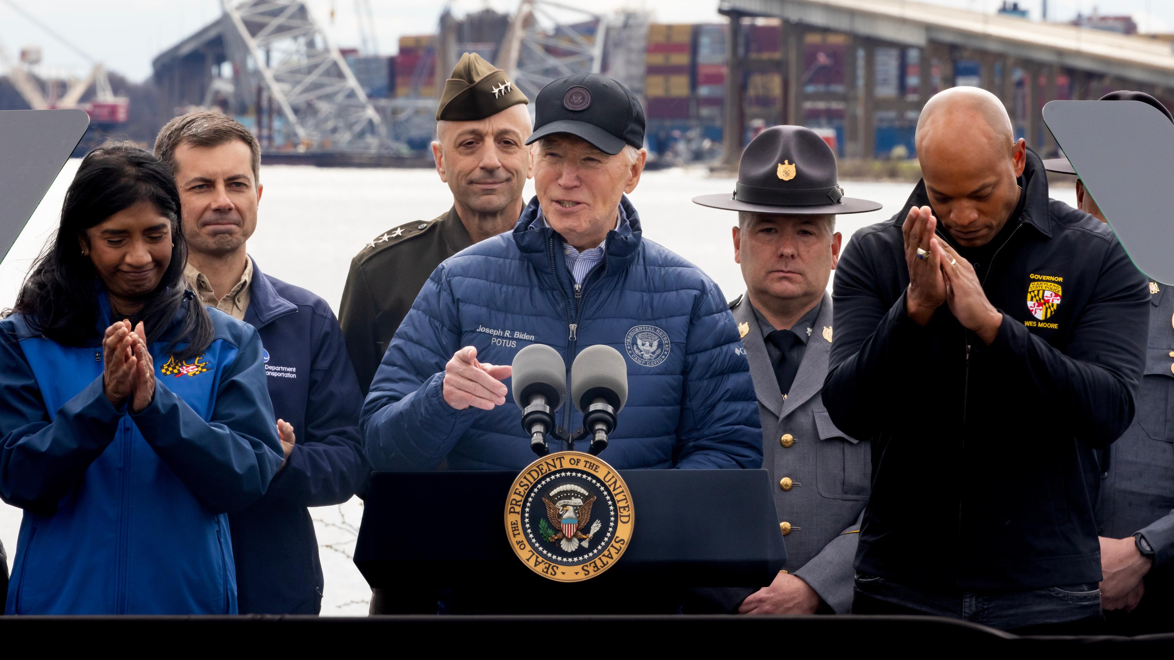 US-Präsident Joe Biden hält eine Rede in der Nähe der eingestürzten Francis Scott Key Bridge