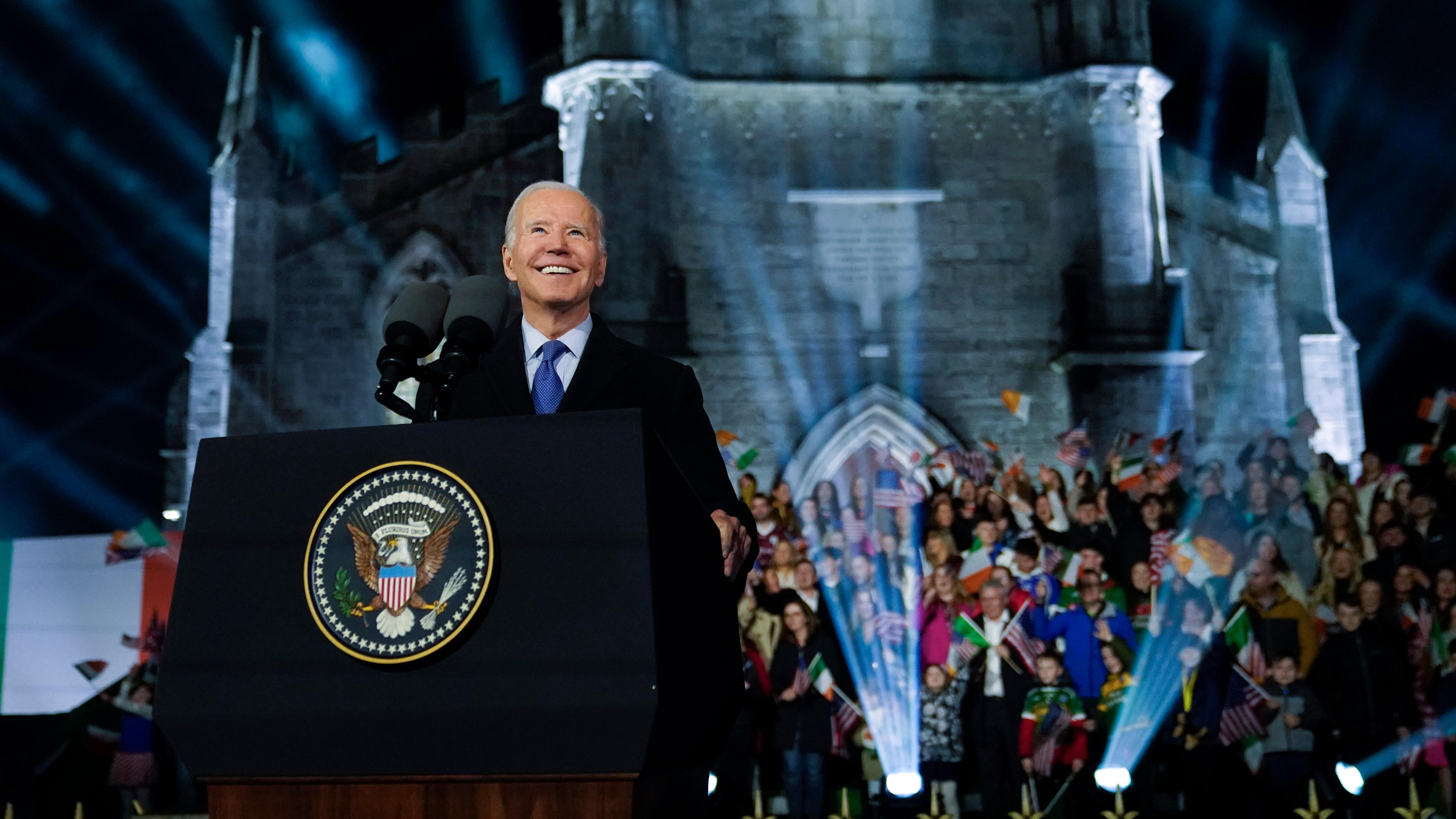 Das Bild zeigt US-Präsident Joe Biden bei der Abschlusszeremonie seines Irland-Besuchs.