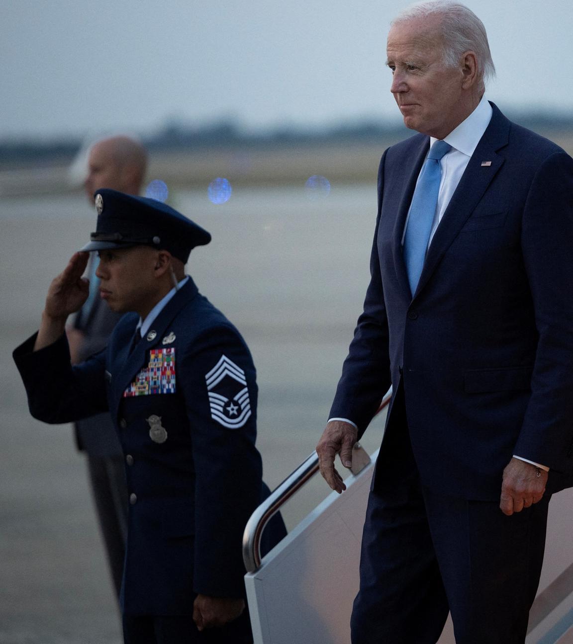 U.S. Präsident Joe Biden verlässt die Air Force One in Maryland.