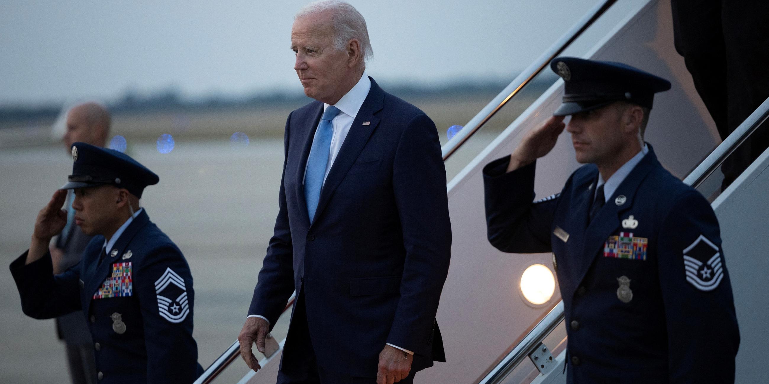 U.S. Präsident Joe Biden verlässt die Air Force One in Maryland.