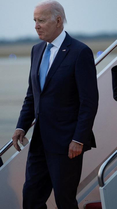 U.S. Präsident Joe Biden verlässt die Air Force One in Maryland.