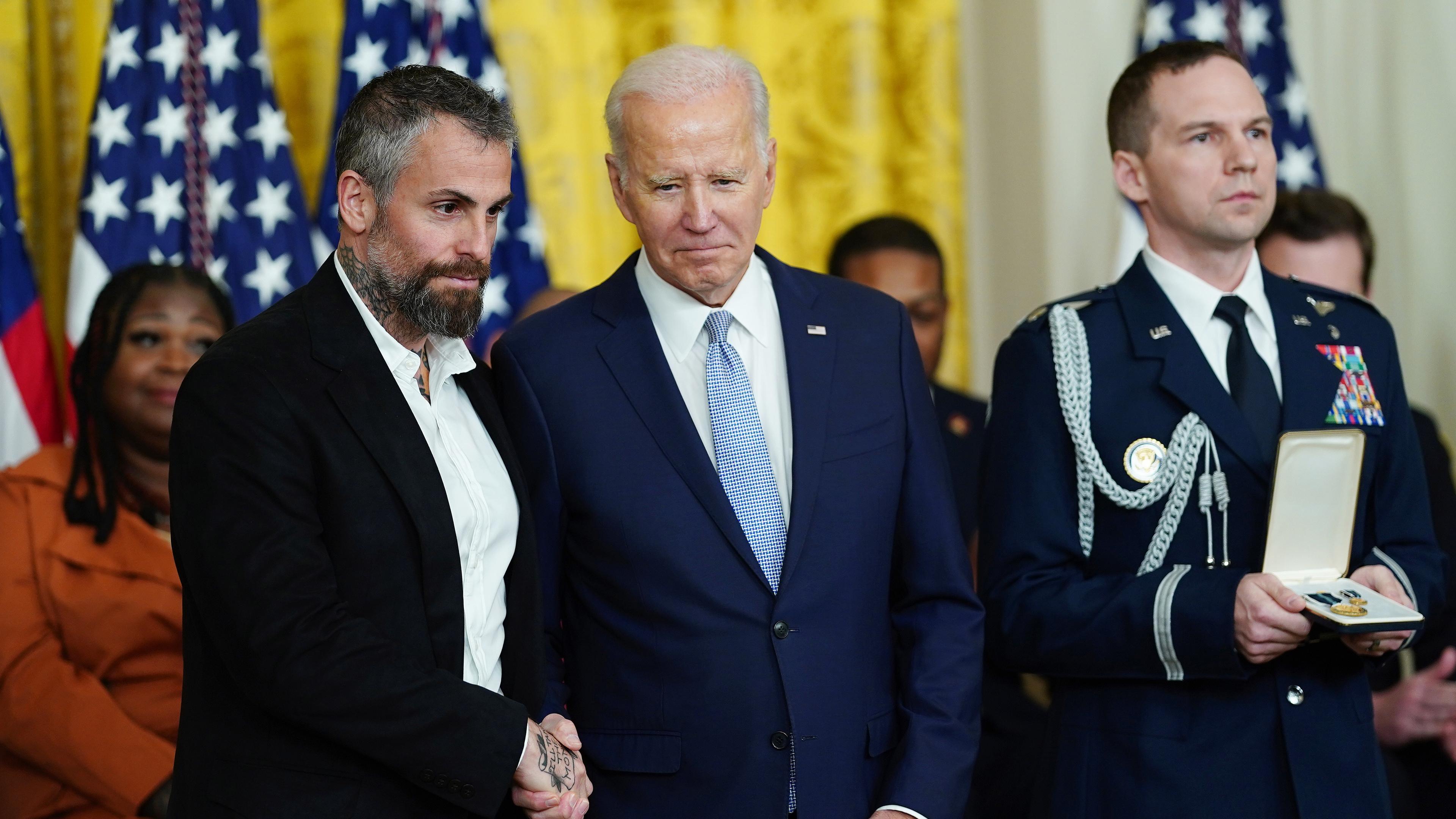 Joe Biden ehrt Polizisten für ihren Einsatz zwei Jahre nach der Kapitol-Attacke.