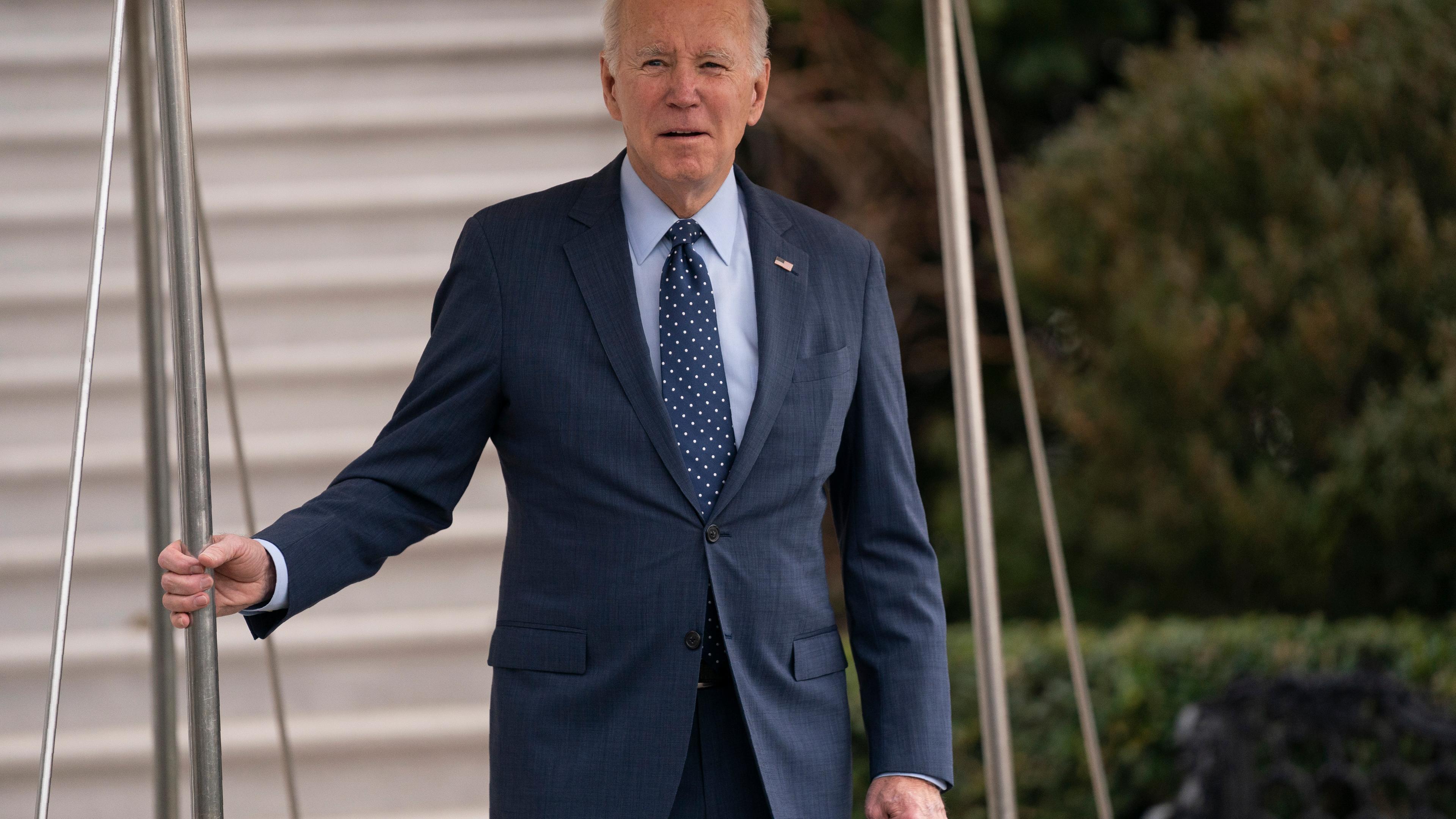 Joe Biden steht draußen, er trägt einen blauen Anzug