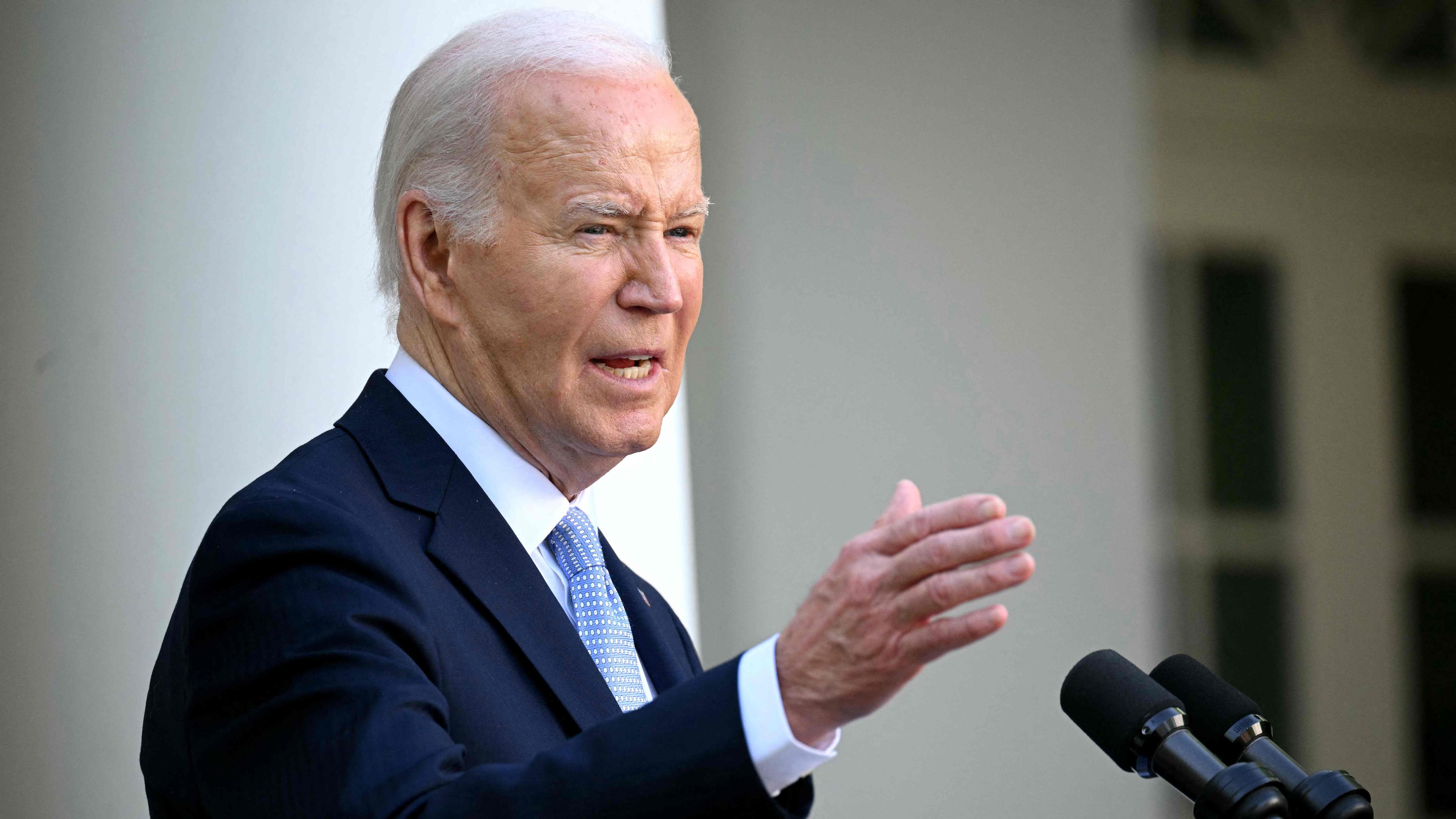 US-Präsident Joe Biden spricht bei einer Veranstaltung im Garten des Weißen Hauses.