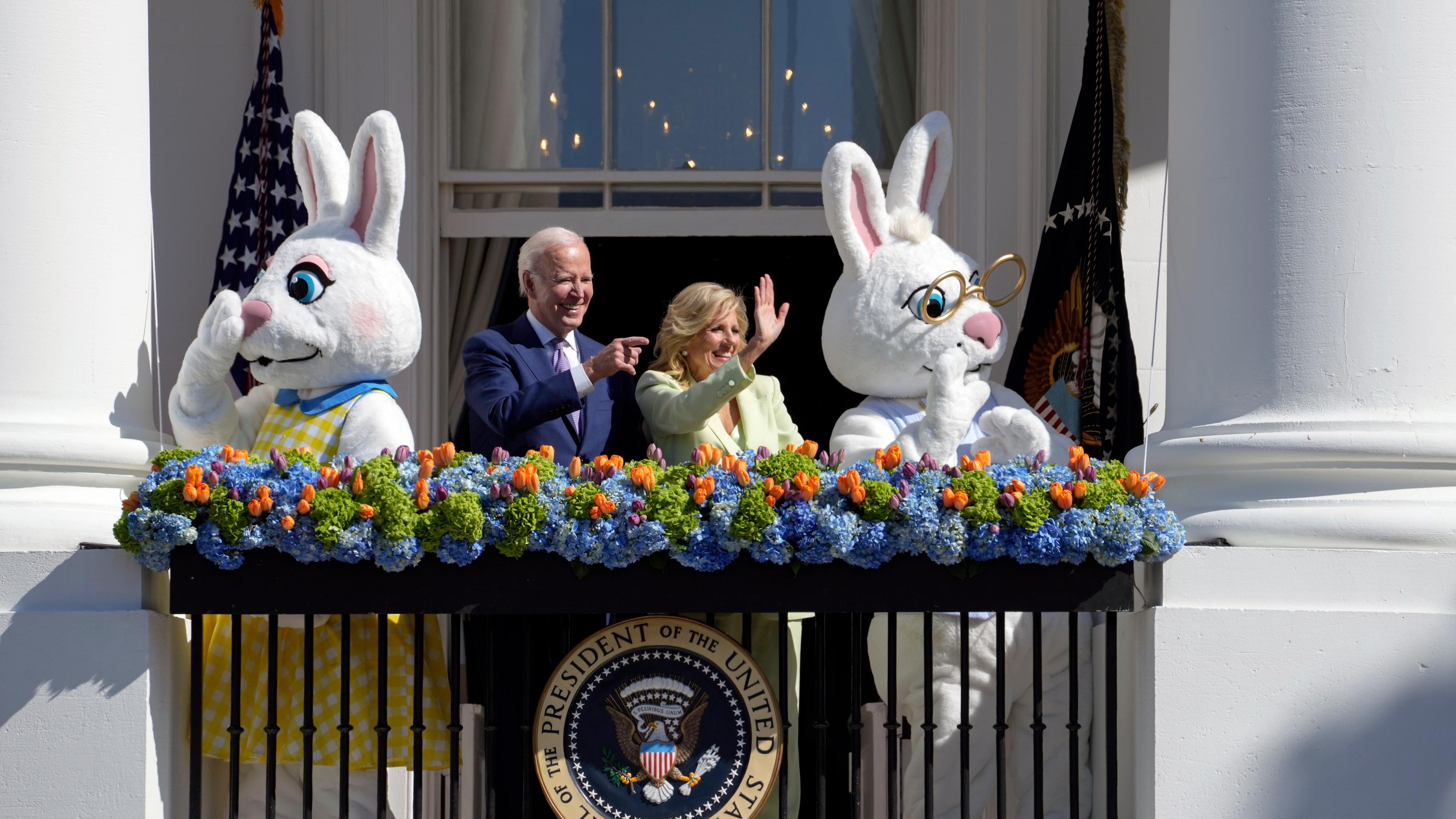 Präsident Joe Biden steht mit First Lady Jill Biden auf dem Blue Room Balcony während der Ostereierrolle 2023 im Weißen Haus