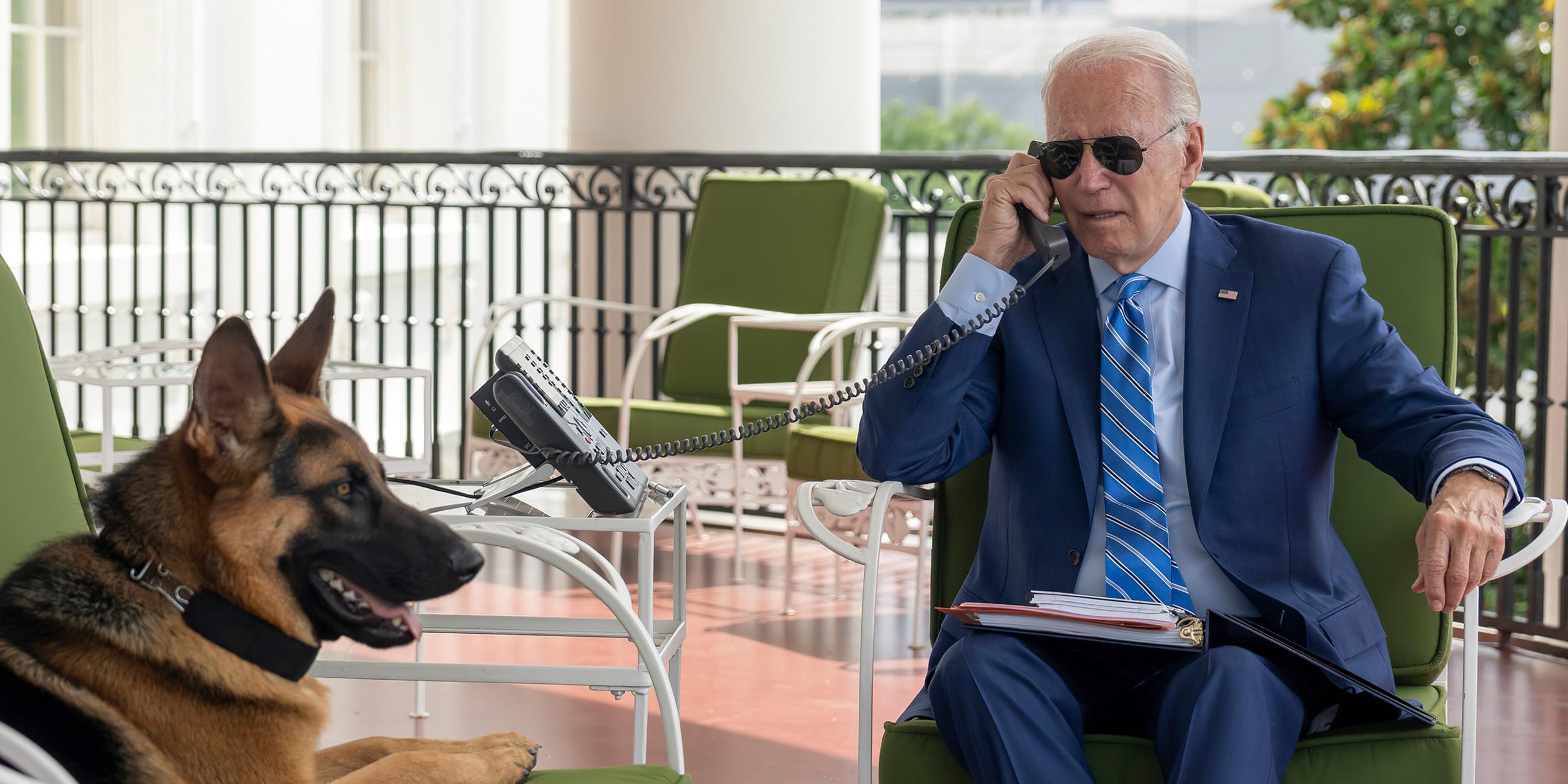 Präsiden Joe Biden mit seinem Hund im Weißen Haus
