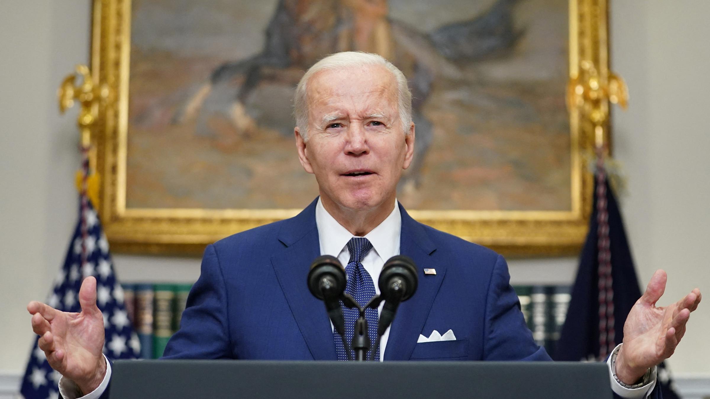 Präsident Joe Biden hält inne, als er am Dienstag, den 24. Mai 2022, vom Roosevelt Room im Weißen Haus in Washington über die Massenschießerei an der Robb Elementary School in Uvalde, Texas, spricht