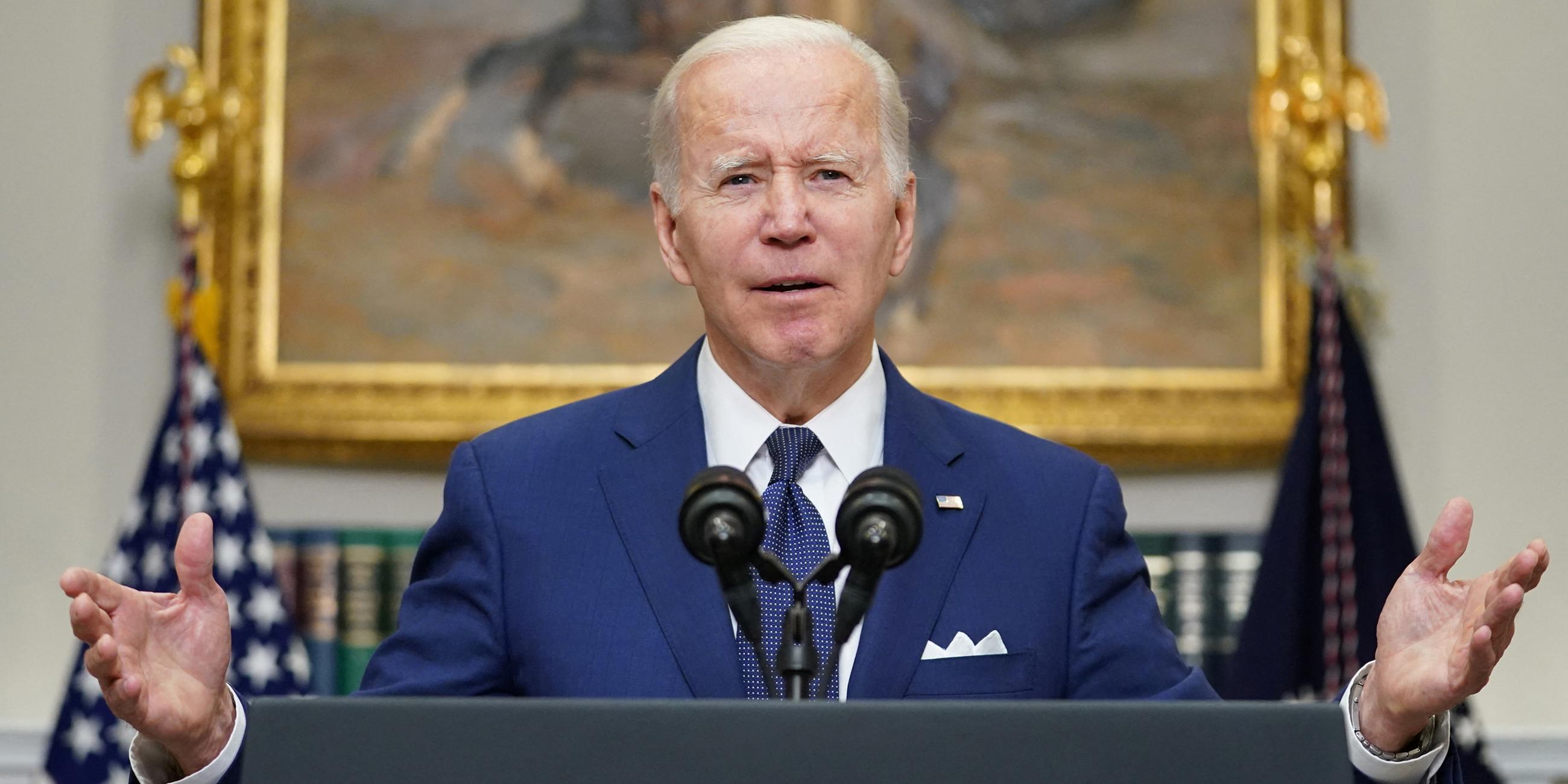Präsident Joe Biden hält inne, als er am Dienstag, den 24. Mai 2022, vom Roosevelt Room im Weißen Haus in Washington über die Massenschießerei an der Robb Elementary School in Uvalde, Texas, spricht