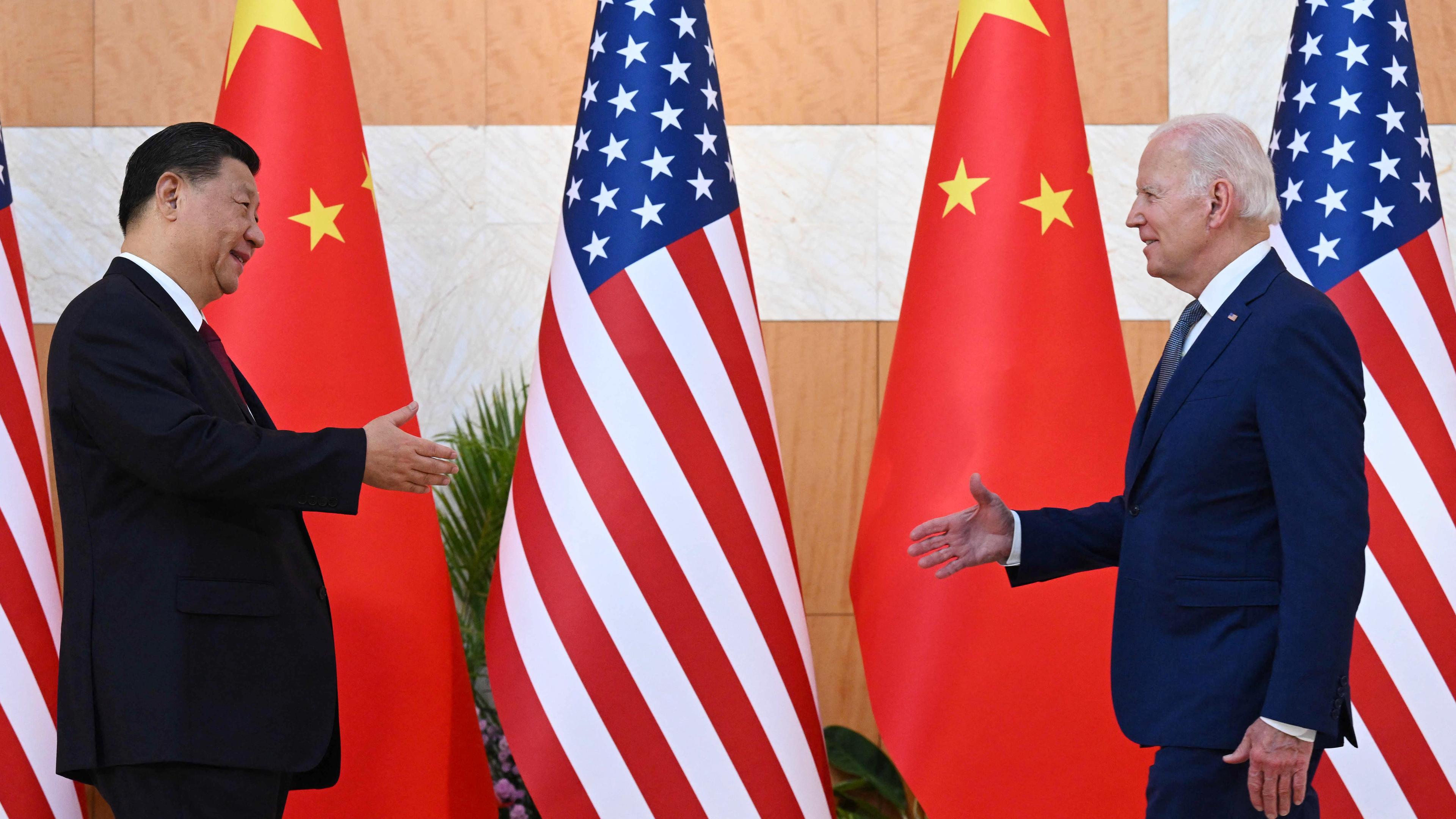Joe Biden (r.) und Xi Jinping stehen bei einem Treffen auf dem G20-Gipfel nebeneinander, aufgenommen am 14.11.2022