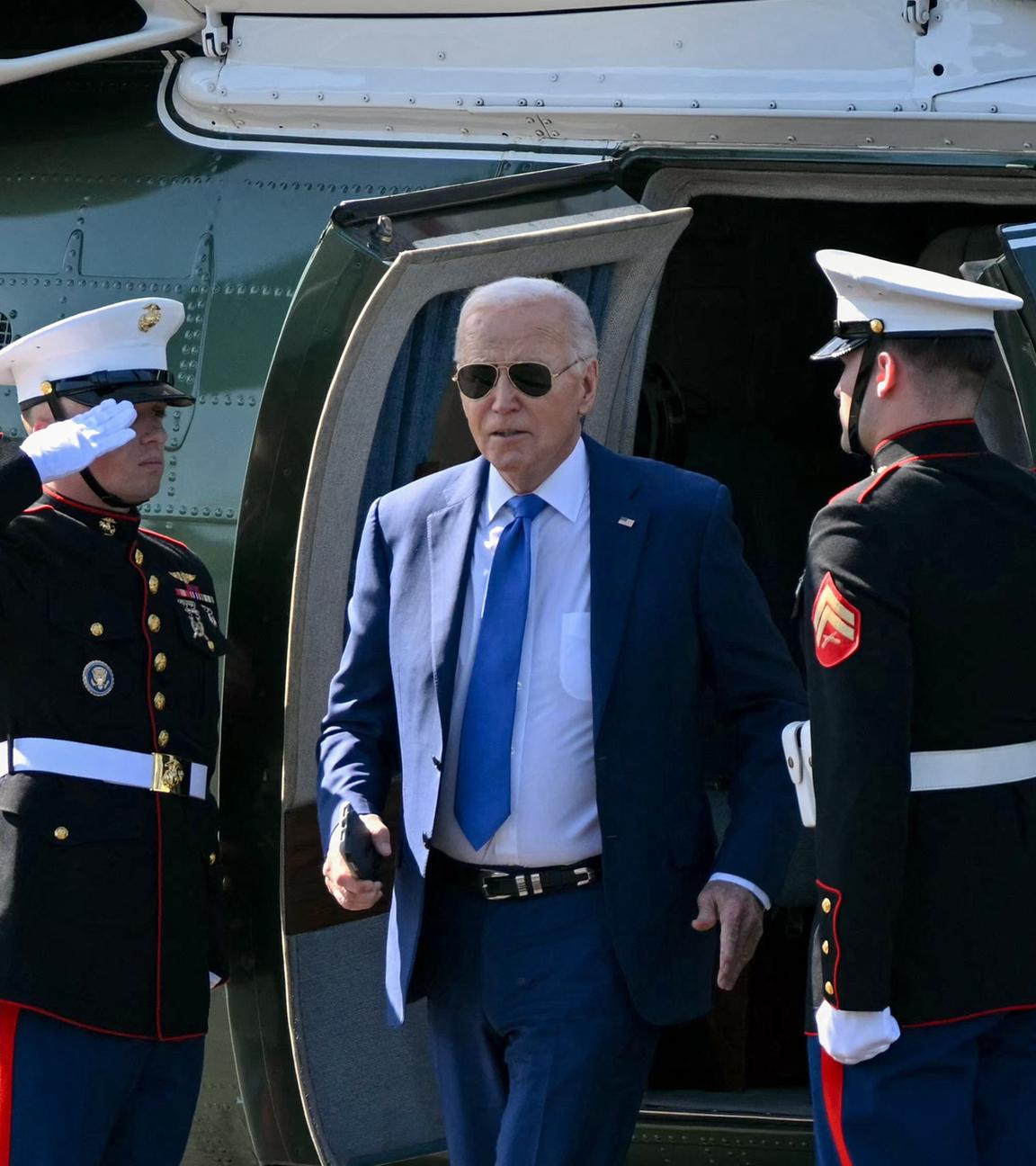 US-Präsident Joe Biden verlässt Marine One bei der Ankunft in der Soldier Field Landing Zone in Chicago, Illinois, am 8. Mai 2024. 