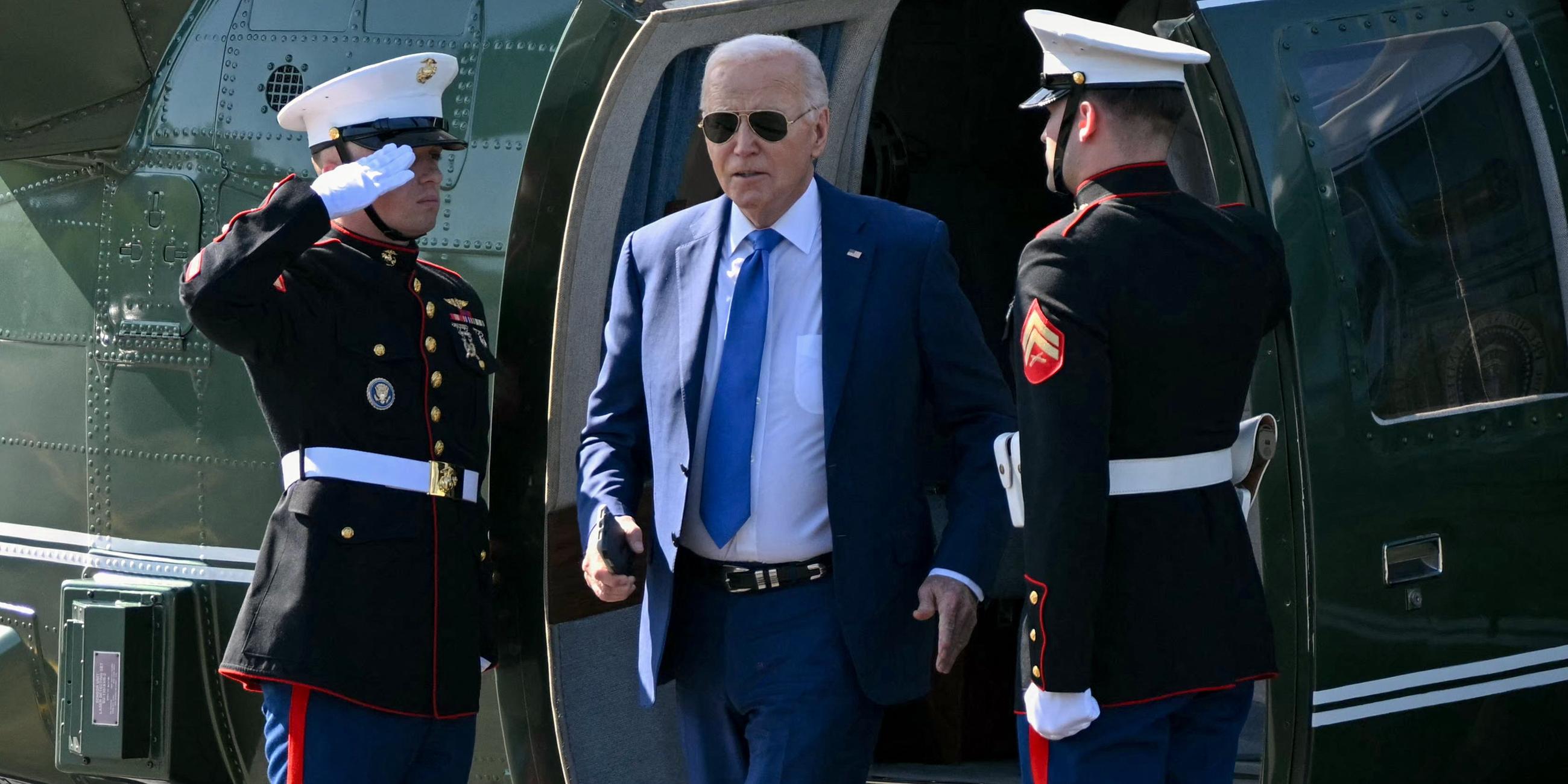 US-Präsident Joe Biden verlässt Marine One bei der Ankunft in der Soldier Field Landing Zone in Chicago, Illinois, am 8. Mai 2024. 