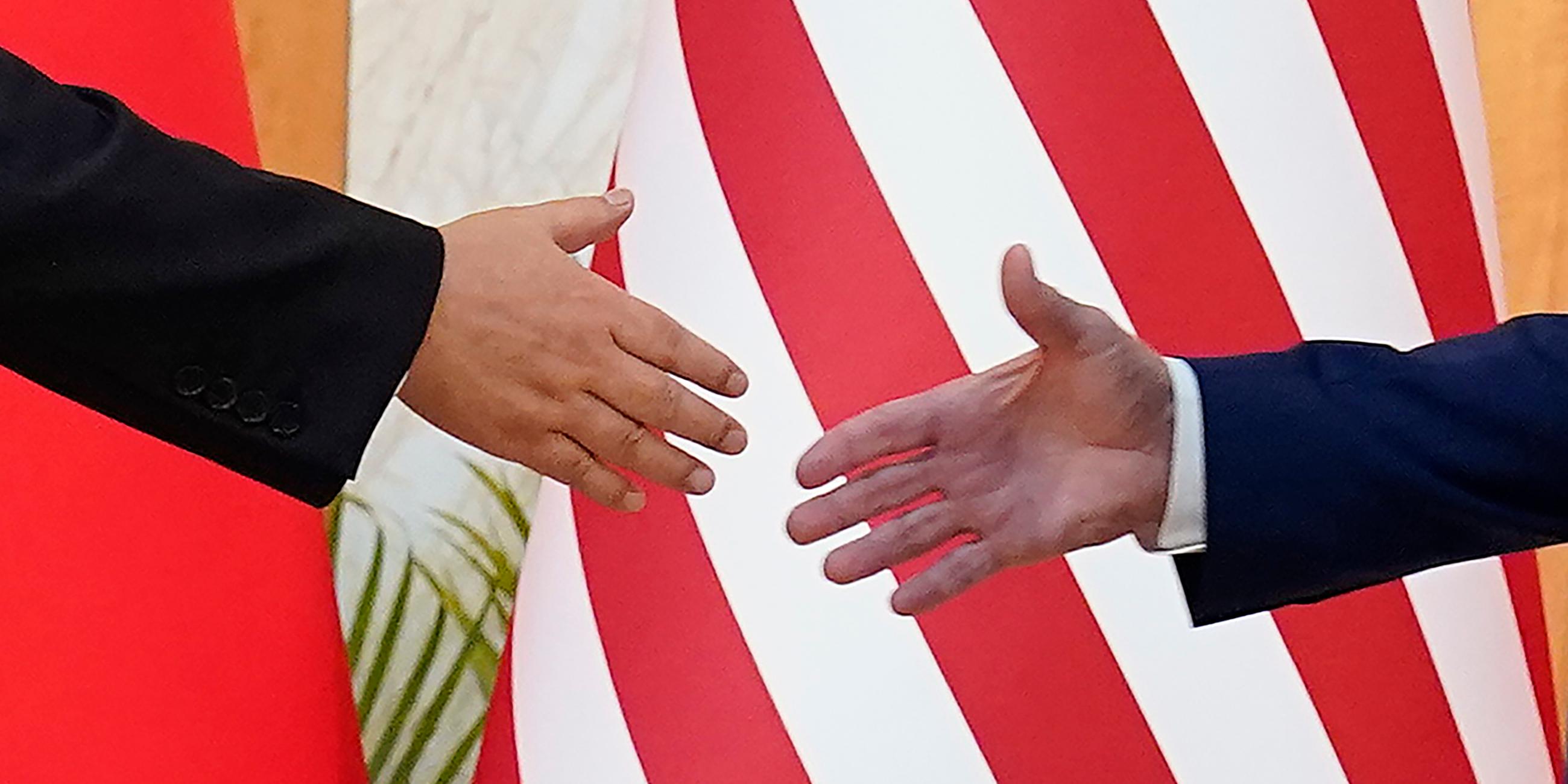  Indonesien, Bali: US-Präsident Joe Biden (r), und der chinesischen Präsidenten Xi Jinping reichen sich bei ihrem Treffen vor dem G20-Gipfel die Hand.