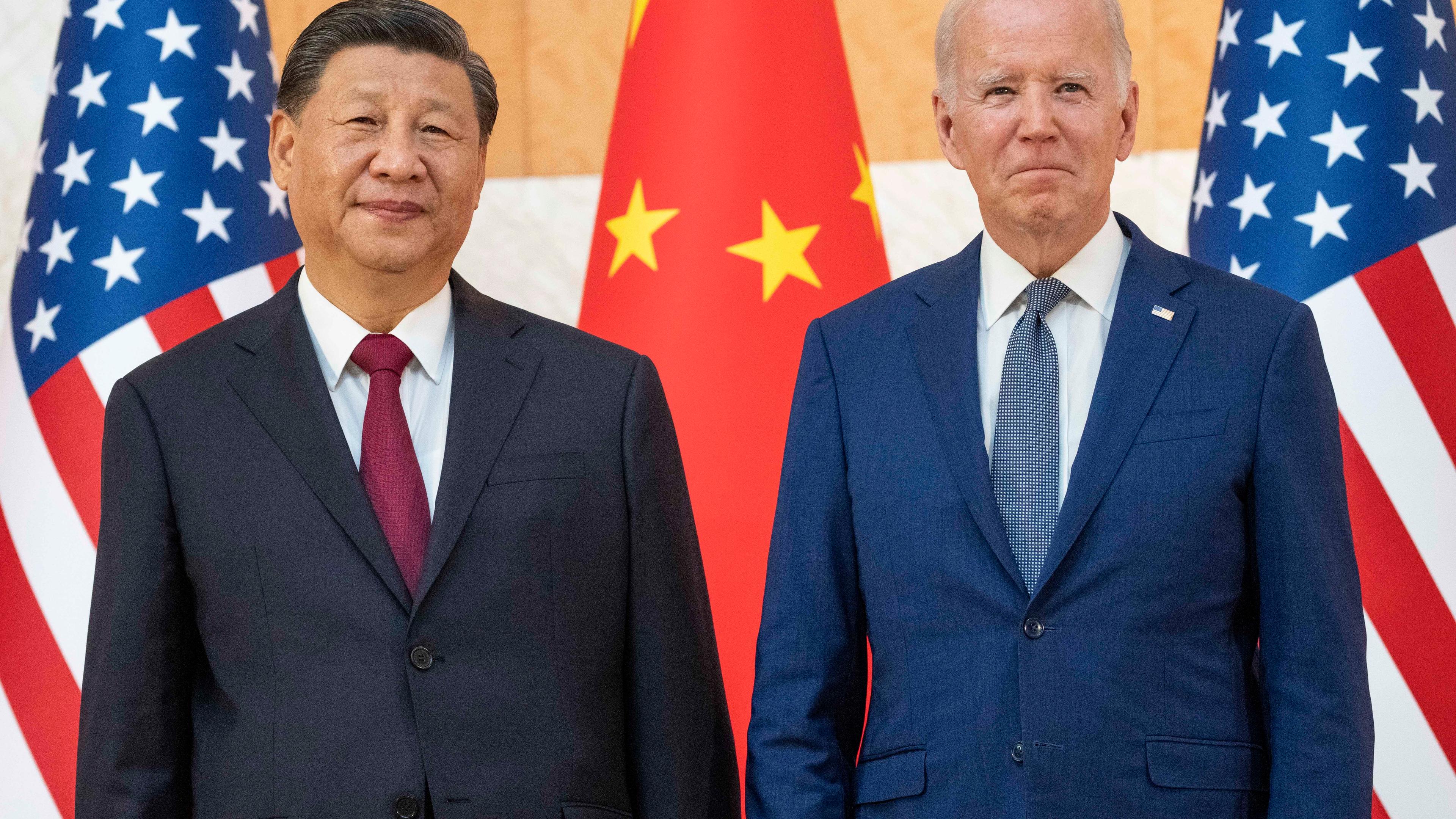 Indonesien, Bali: US-Präsident Joe Biden (r.) steht neben dem chinesischen Präsidenten Xi Jinping