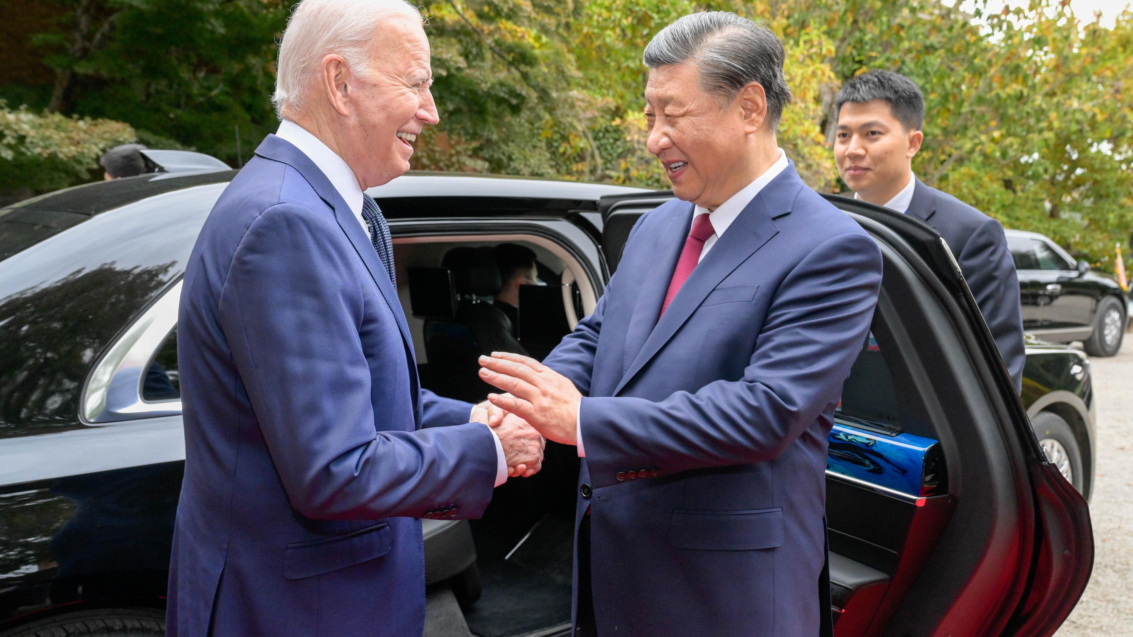 US-Präsident Joe Biden (l.) begleitet den chinesischen Präsidenten Xi Jinping zu seinem Auto, um sich nach ihren Gesprächen im Filoli Estate in Woodside, südlich von San Francisco, Kalifornien, USA, zu verabschieden, 15. 11. 2023 