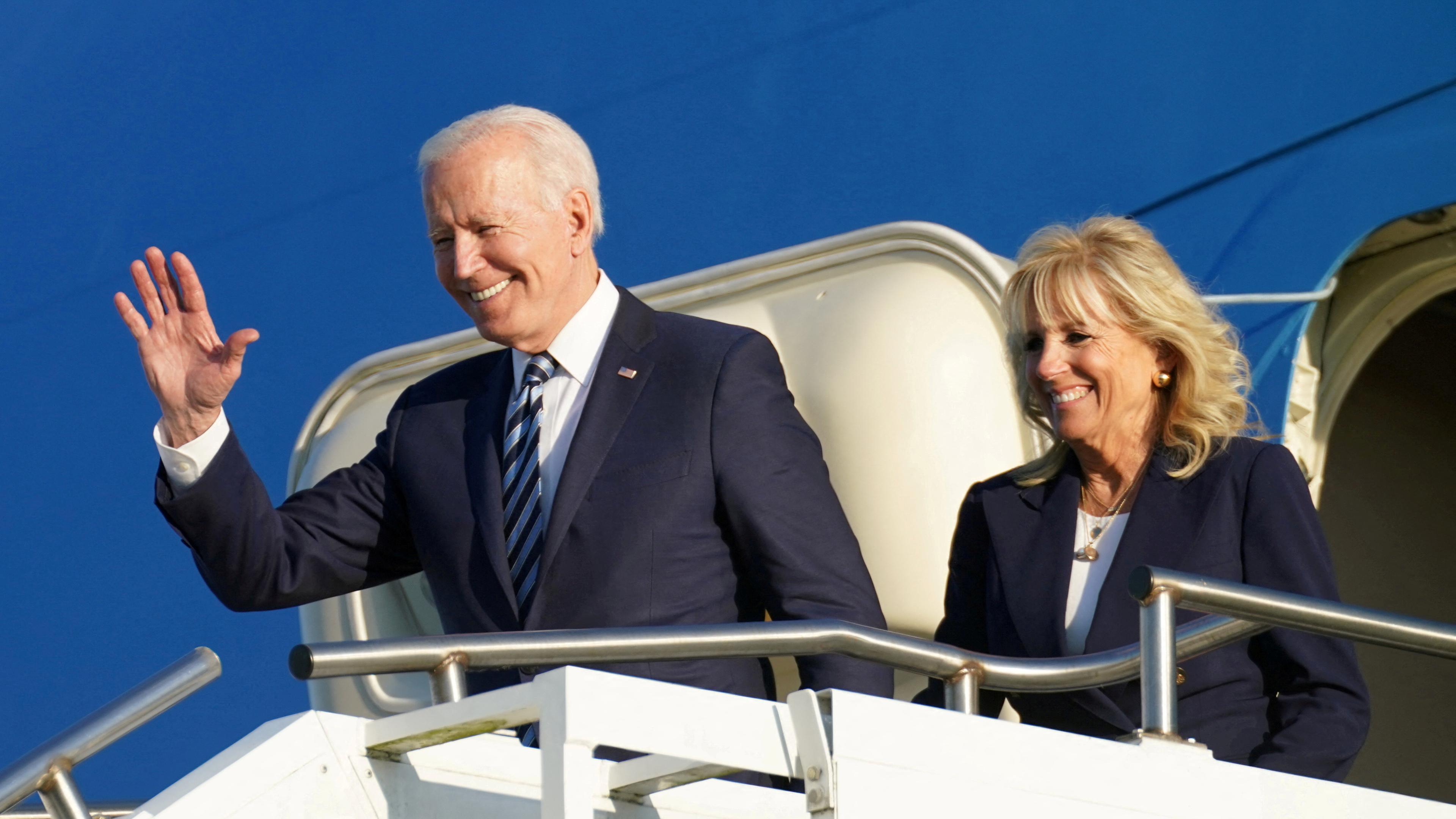 Das Ehepaar Biden beim Verlassen der Air Force One auf einem Rollfeld nahe dem britischen Mildenhall. 