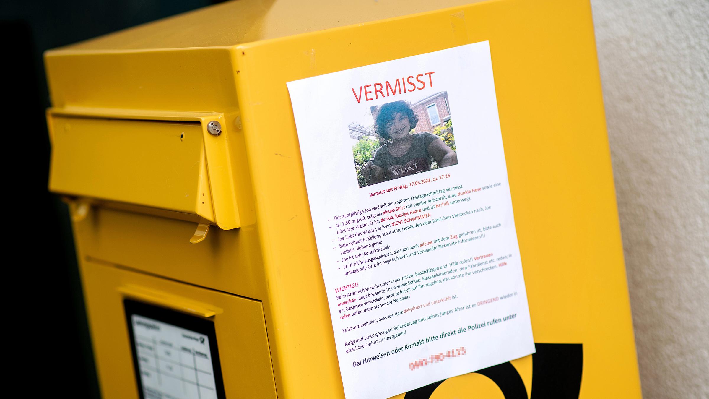 Niedersachsen, Ofen: Ein Plakat mit der Aufschrift "Vermisst" und einigen Informationen zu einem gesuchten Jungen hängt an einem Briefkasten der Deutschen Post in einem Vorort an der Stadtgrenze zu Oldenburg.