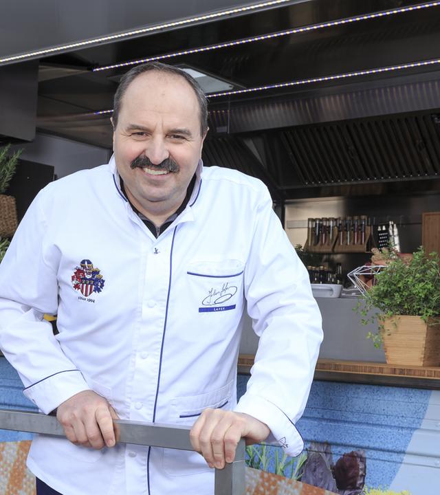 Johann Lafer am Food-Truck.