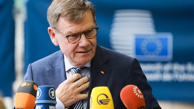 Der deutsche Außenminister Johann Wadephul sprach am 21. April 2026 bei seiner Ankunft zum Treffen des Rates „Auswärtige Angelegenheiten“ in Luxemburg-Stadt mit den Medien. Die EU-Außenminister erörterten die Lage im Nahen Osten, darunter den Krieg mit Beteiligung des Iran und dessen regionale Auswirkungen, sowie die zunehmenden Forderungen mehrerer Mitgliedstaaten, das Assoziierungsabkommen zwischen der EU und Israel aufgrund von Menschenrechtsbedenken im Gazastreifen zu überprüfen oder auszusetzen. Dies geht aus der Tagesordnung des Rates der Europäischen Union hervor.