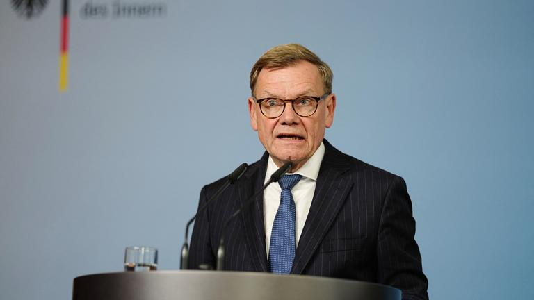 Johann Wadephul (CDU), Bundesaußenminister, spricht bei einer Pressekonferenz 