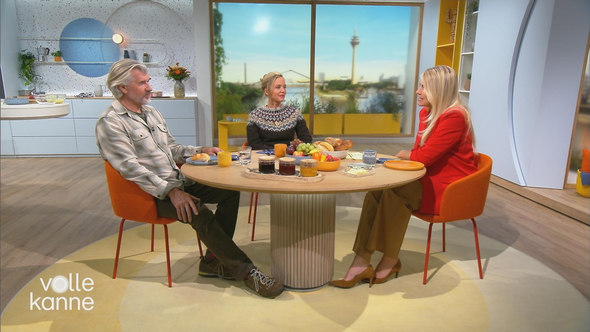 Johanna Klante und Daniel Morgenroth zu Gast bei Nadine Krüger am "Volle Kanne"-Frühstückstisch