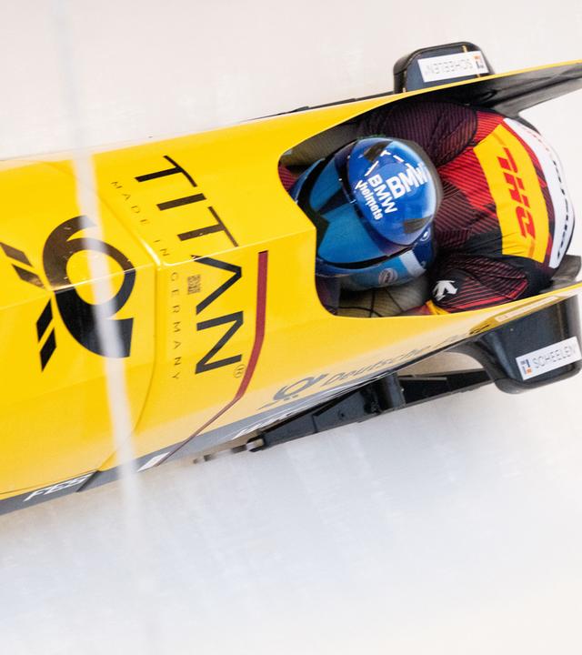 Die deutschen Bobsportler Johannes Lochner und Georg Fleischhauer in ihrem Zweierbob beim Bob Weltcup in Winterberg