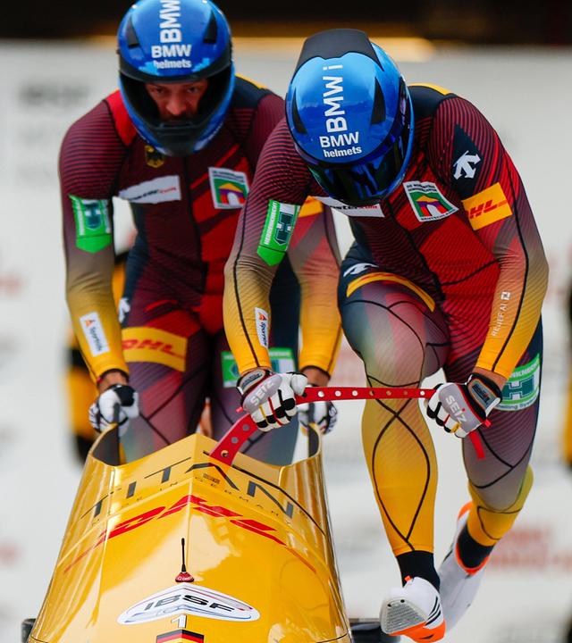 Sieger Johannes Lochner und Georg Fleischhauer (Deutschland) bei der Siegerehrung im Zweierbob des IBSF Weltcups Innsbruck-Igls.