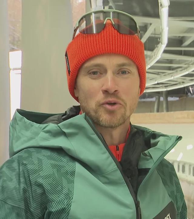 Johannes Ludwig steht neben der Olympia-Rodelbahn in Cortina