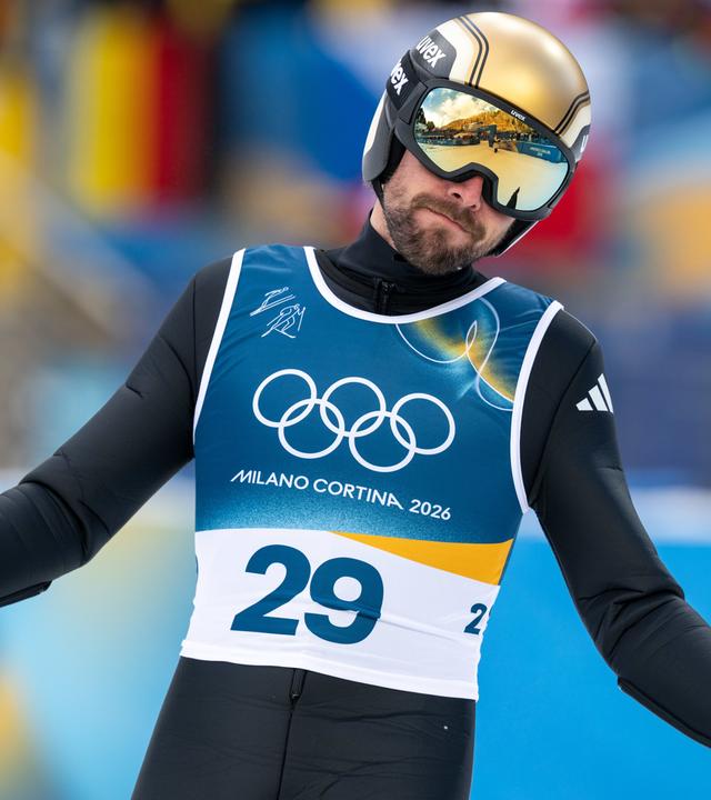 Der deutsche Nordische Kombinierer Johannes Rydzek gestikuliert enttäuscht nach seinem Skisprung bei den Olympischen Winterspielen 2026 in Cortina