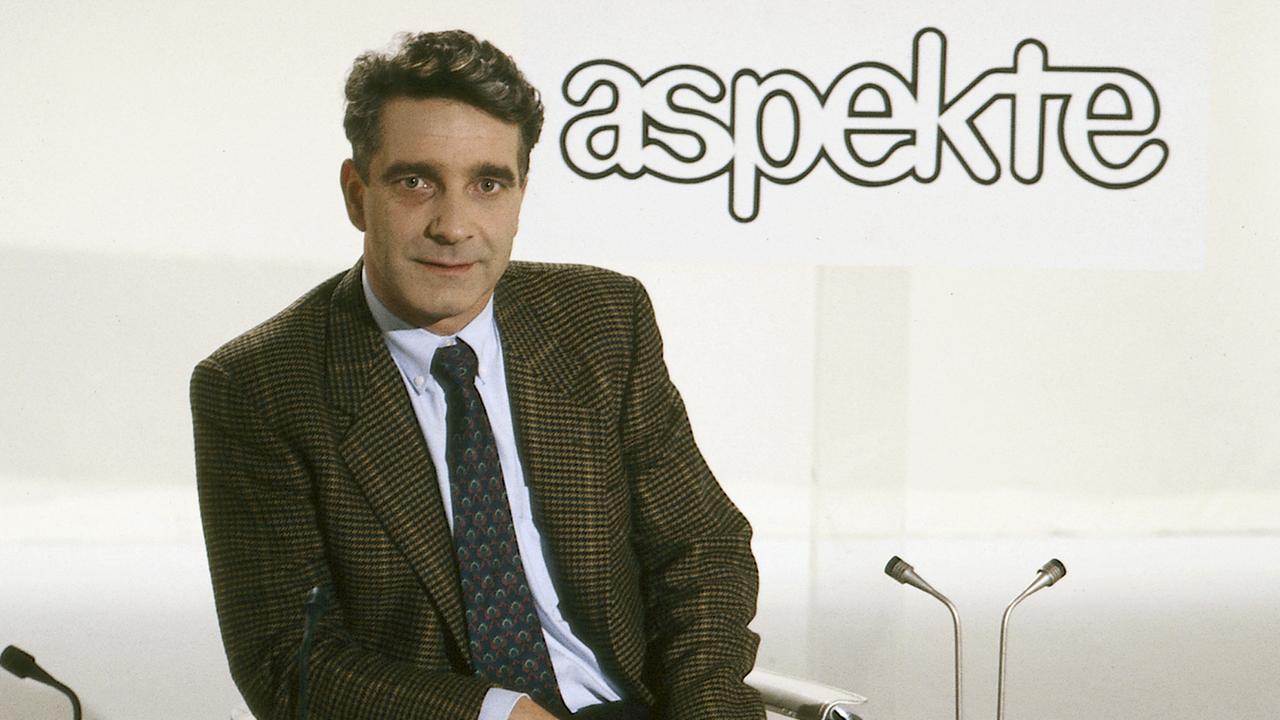 ehemaliger aspekte-Chef Johannes Willms unter dem aspekte-Logo