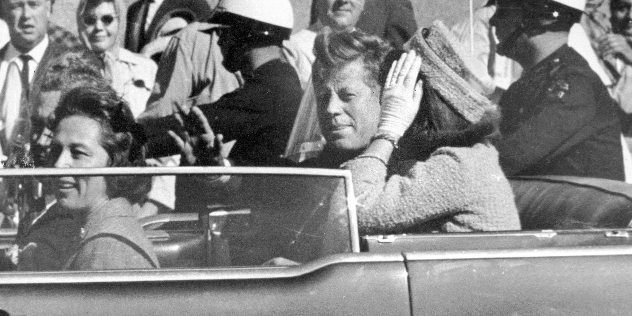 John F. Kennedy mit Ehefrau Jacqueline Kennedy im Auto vor dem Attentat