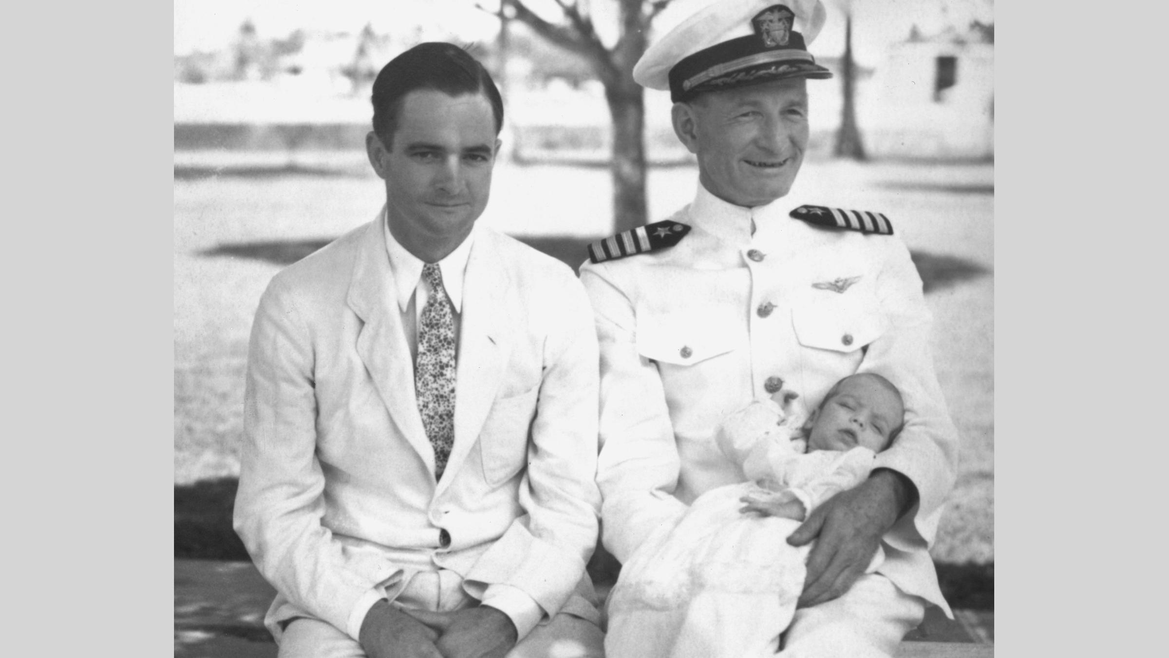 John McCain 1936 als Baby auf dem Schoß seines Großvaters, John Sidney Mccain sr., und seinem Vater, John Sidney Mccain jr.