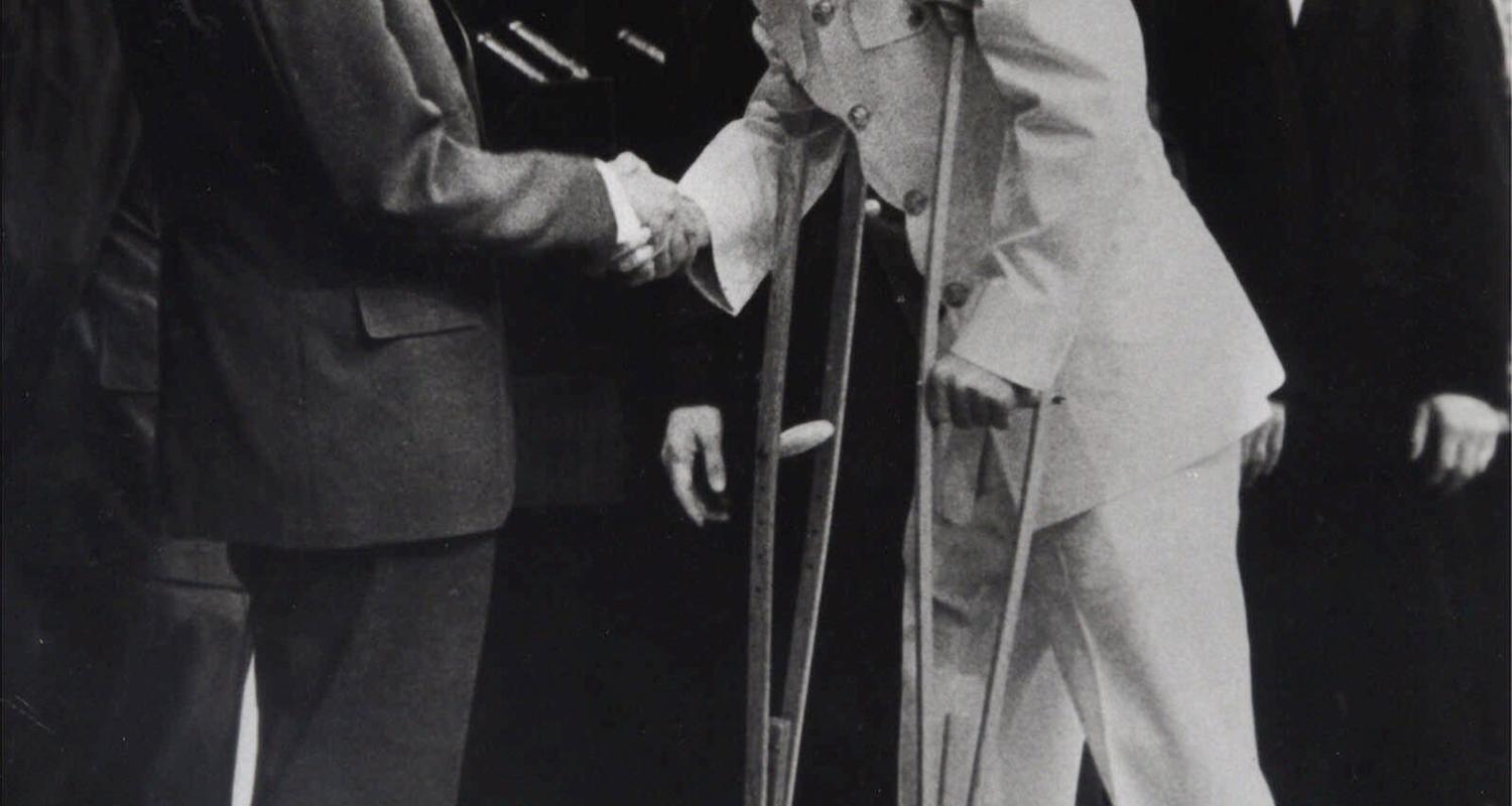 John McCain wird am 25. Mai 1973 nach seiner Entlassung aus der Kriegsgefangenschaft von US-Präsident Richard Nixon begrüßt.