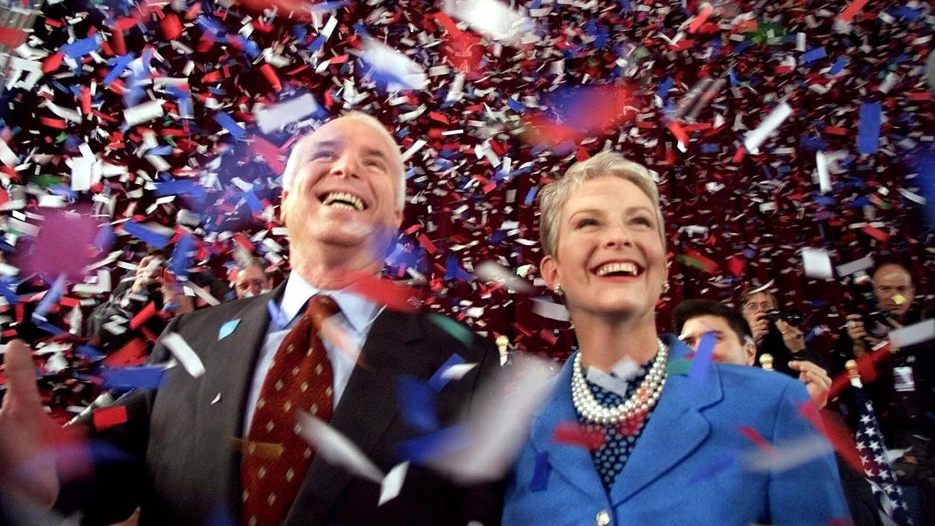 John McCain als Präsidentschaftskandidat mit seiner Frau Cindy bei einer Wahlkampfveranstaltung im Jahr 2000