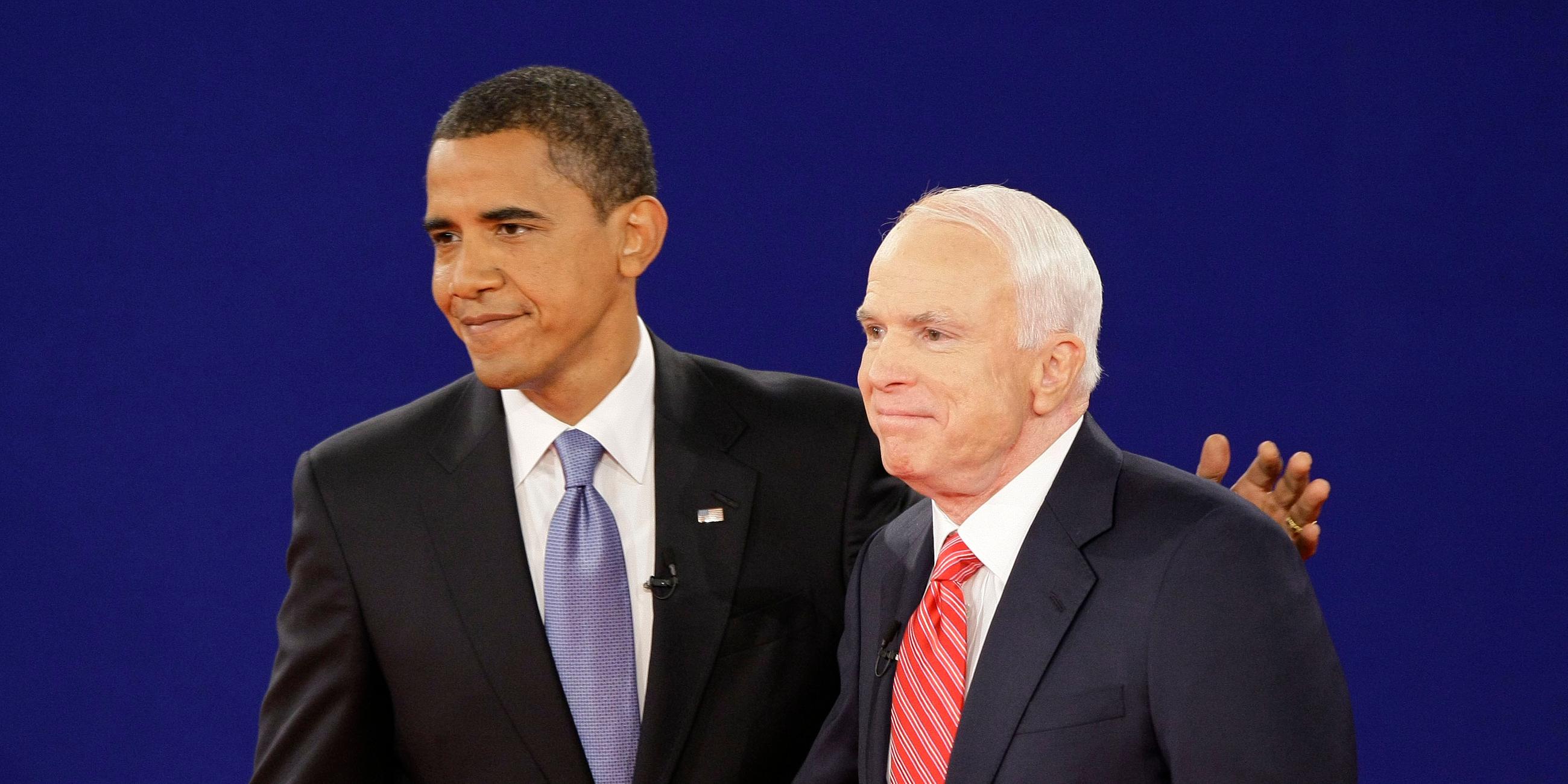 John McCain mit Barack Obama nach einer Debatte im Wahlkampf 2008