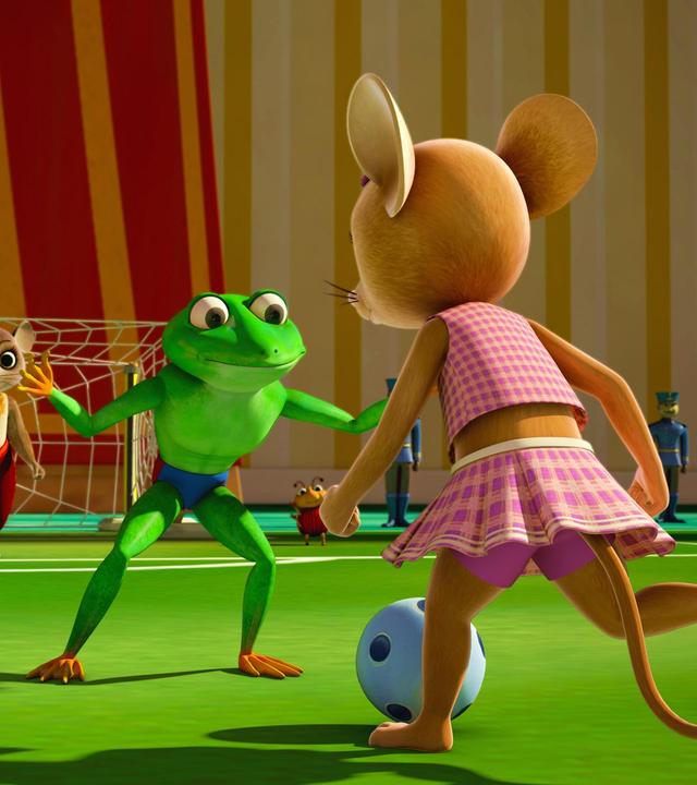 Die Freunde spielen gegeneinander Fußball und Naya setzt zum Schießen an.