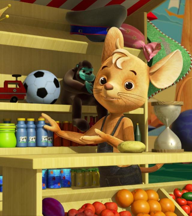 Jo steht in seinem Kaufladen vor einem Regal.