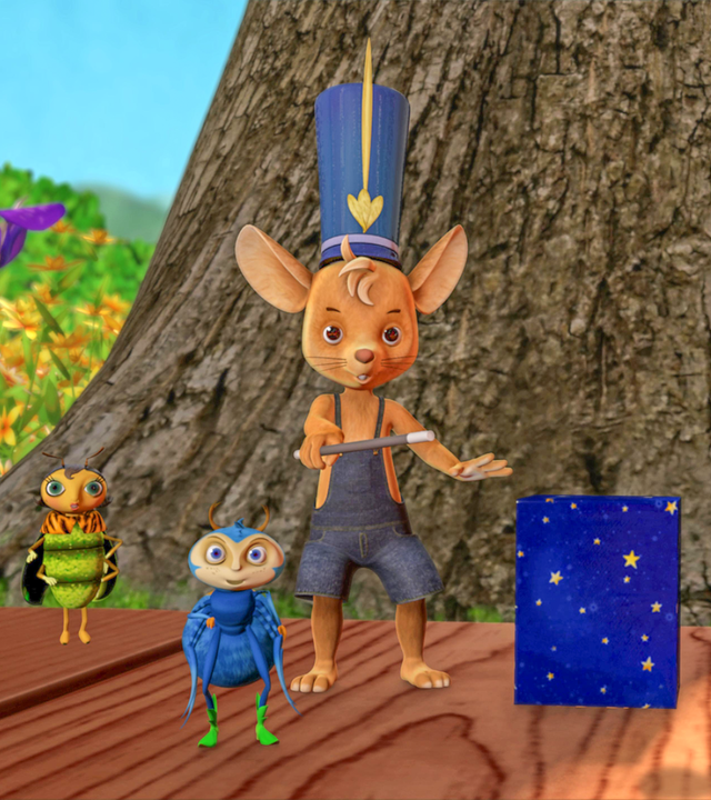 Glühwürmchen Minou, Spinne Scotty, Jo und Naya stehen vor einem Baum. Jo hat den Hut eine Zauberers auf und hält einen Zauberstab in der Hand und neben ihm steht eine Zaubererkiste.