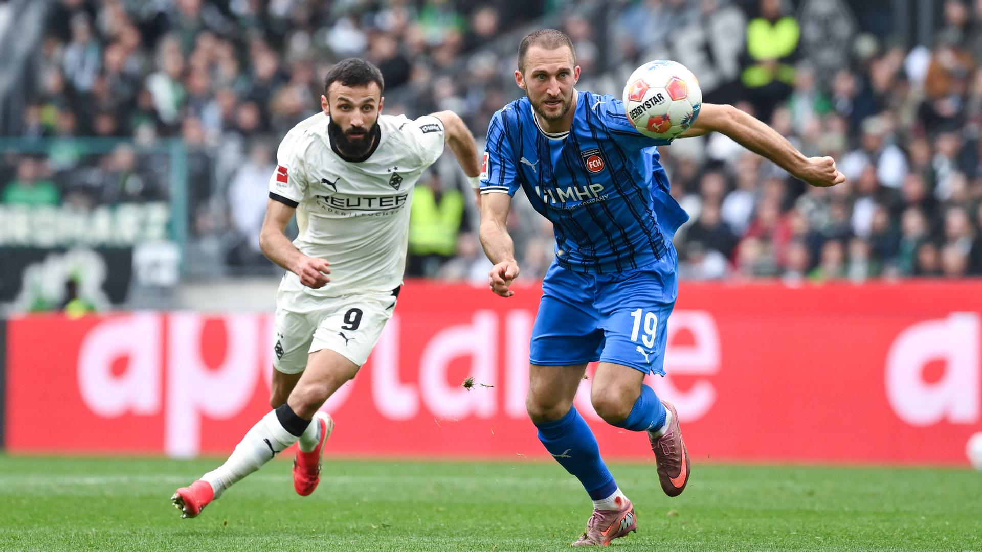 Jonas Föhrenbach (FC Heidenheim) und Franck Honorat (Borussia Mönchengladbach) kämpft. 
