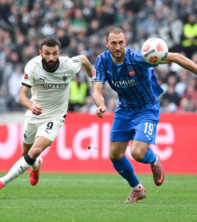 Jonas Föhrenbach (FC Heidenheim) und Franck Honorat (Borussia Mönchengladbach) kämpft. 