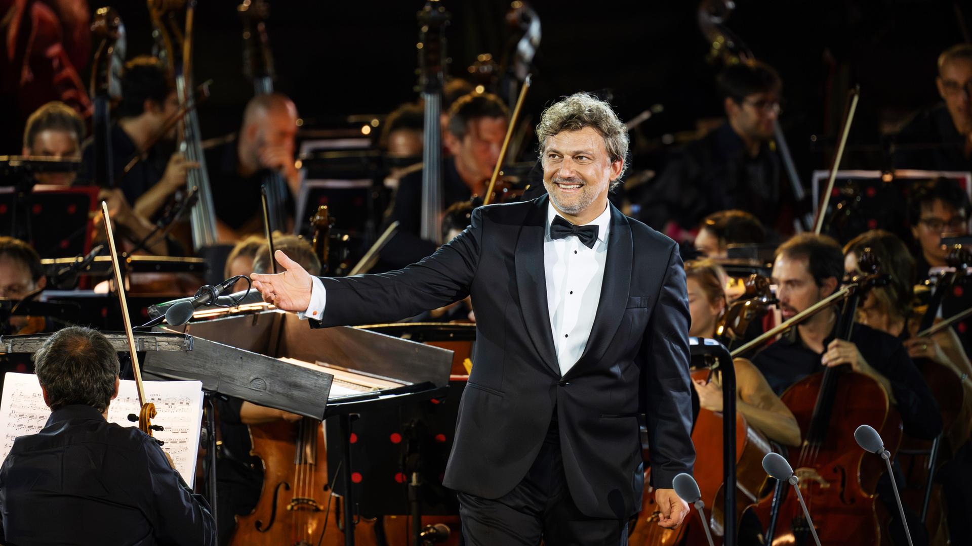 Jonas Kaufmann steht vor dem Orchester der Arena von Verona