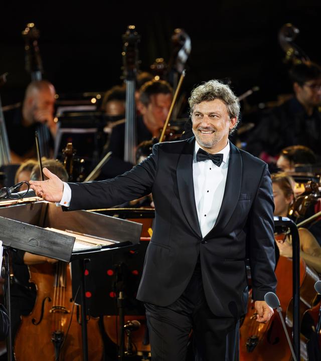 Jonas Kaufmann steht vor dem Orchester der Arena von Verona