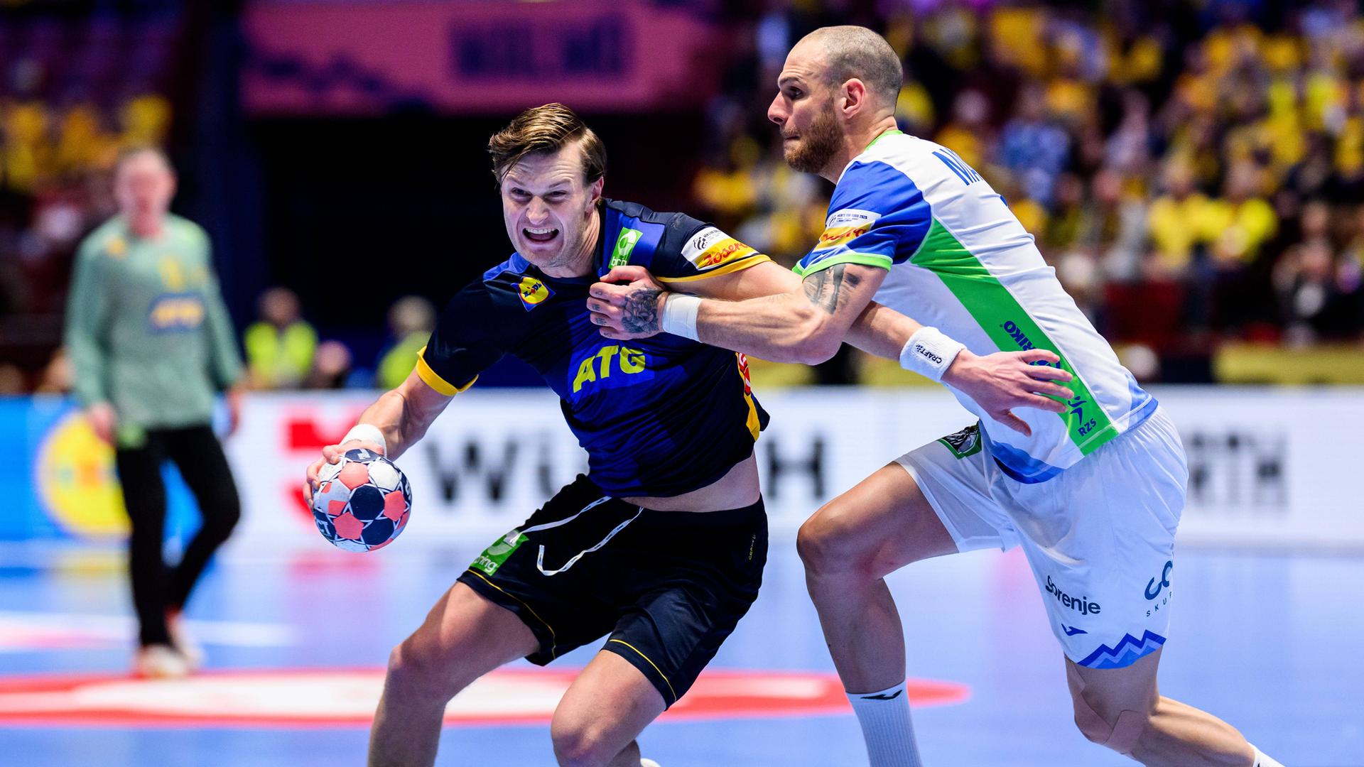 Handballer Jonathan Carlsbogard aus Schweden und Borut Mackovsek aus Slowenien im Kampf um den Ball während des Hauptrundenspiels der EHF-Handball-Europameisterschaft zwischen Slowenien und Schweden am 23.01.2026 in Malmö, Schweden.
