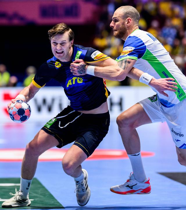 Handballer Jonathan Carlsbogard aus Schweden und Borut Mackovsek aus Slowenien im Kampf um den Ball während des Hauptrundenspiels der EHF-Handball-Europameisterschaft zwischen Slowenien und Schweden am 23.01.2026 in Malmö, Schweden.